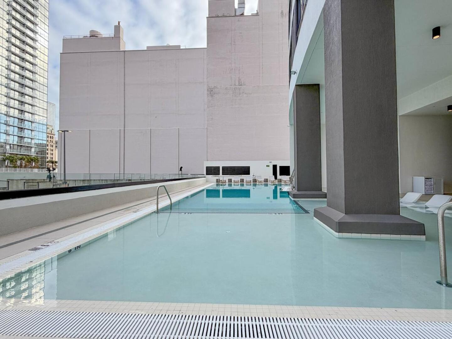Skyline Views, Rooftop Pool & Gym Near Brickell