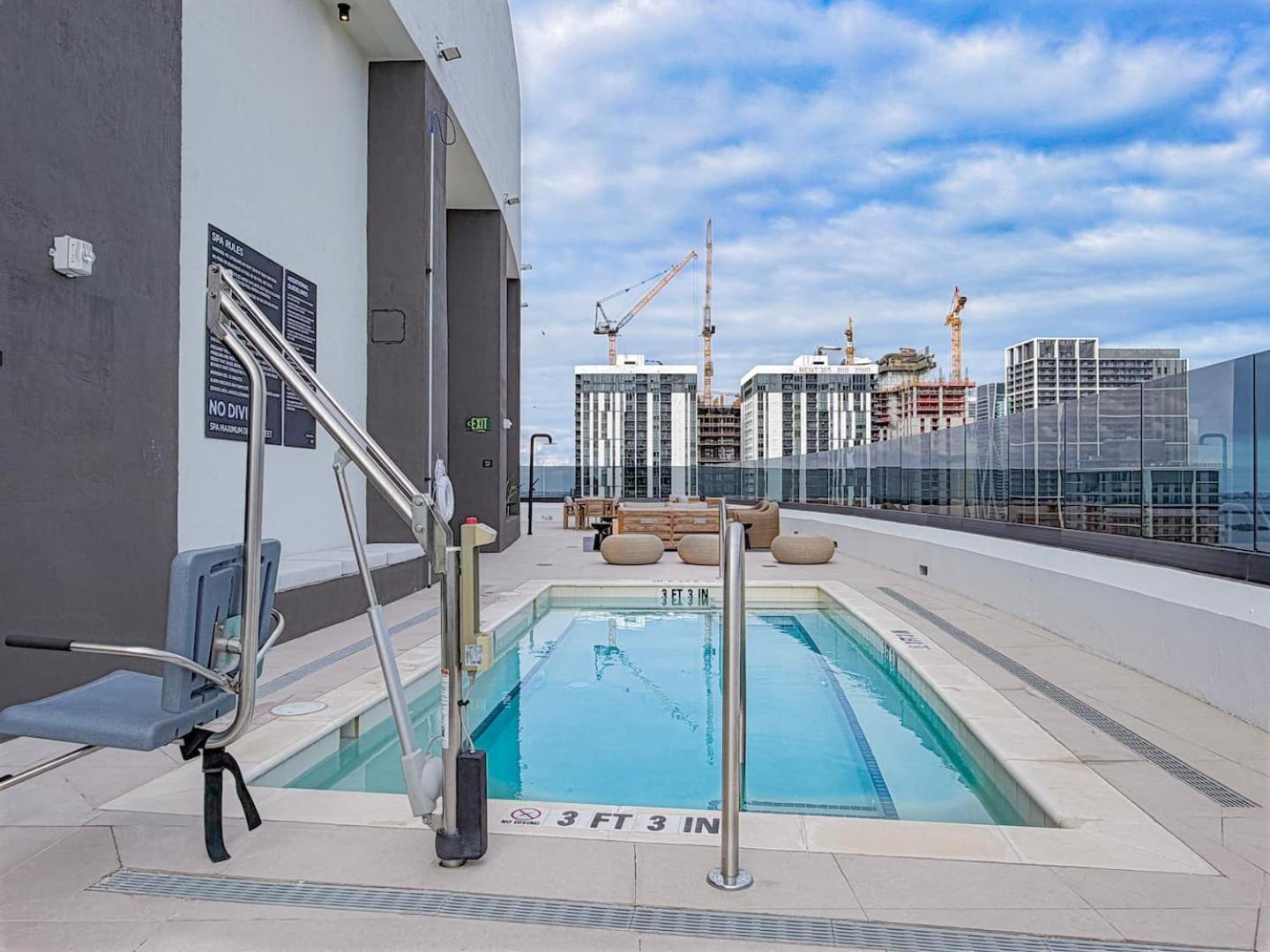 Skyline Views, Rooftop Pool & Gym Near Brickell