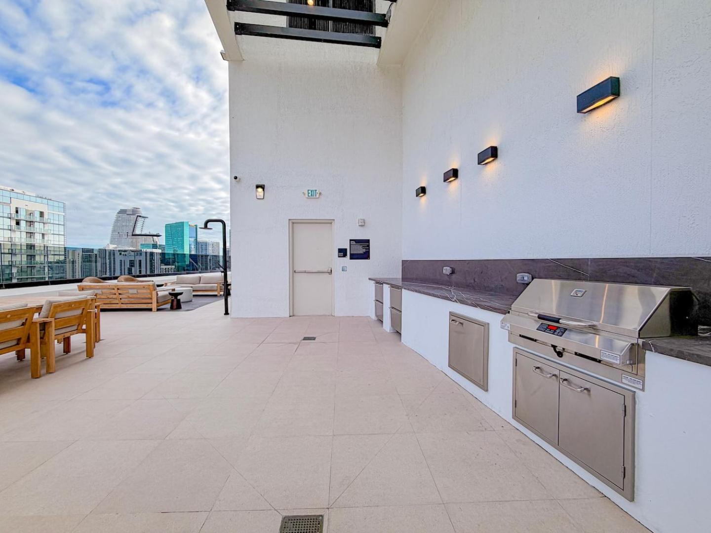 Skyline Views, Rooftop Pool & Gym Near Brickell
