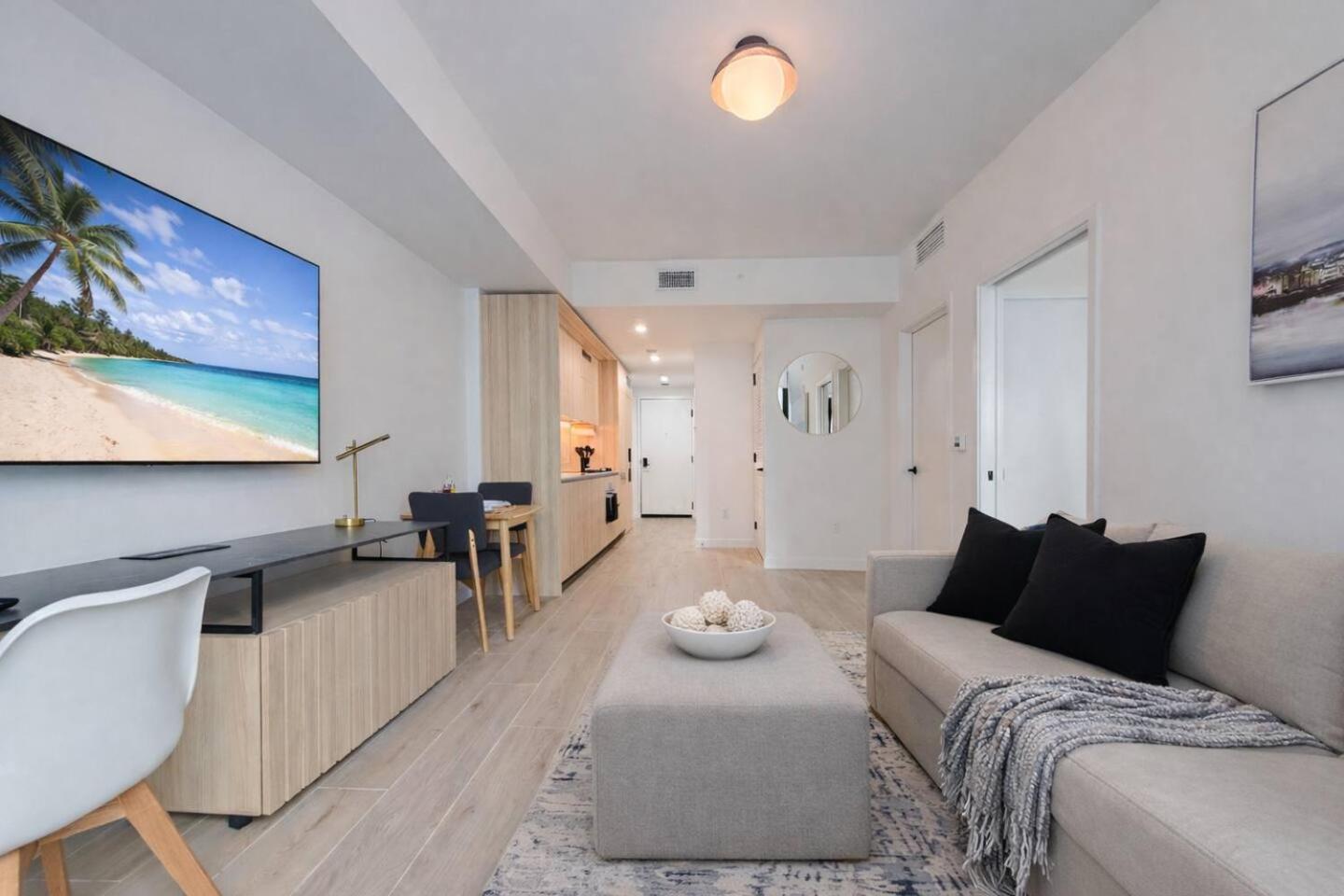 Skyline Views, Rooftop Pool & Gym Near Brickell