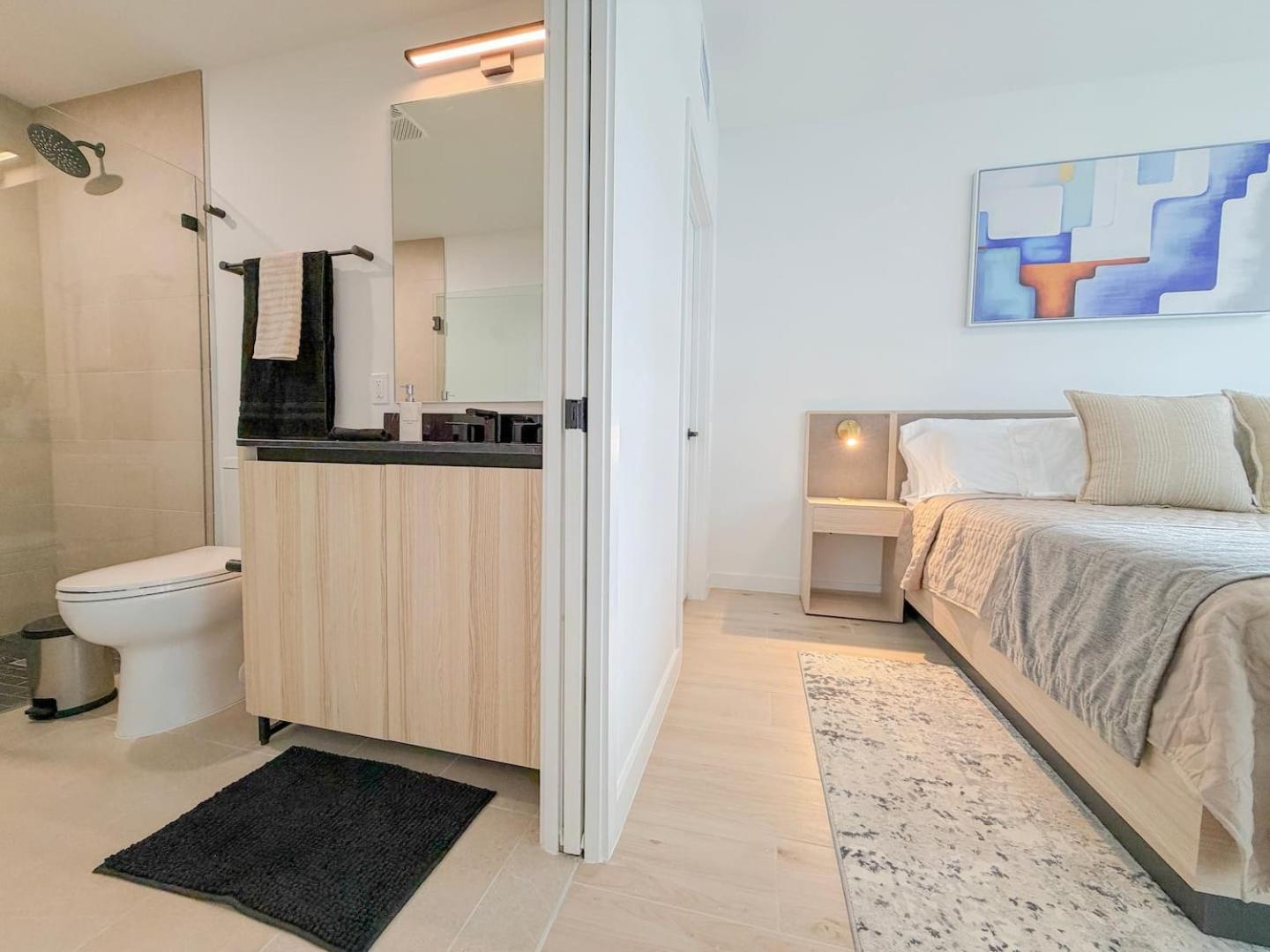 Skyline Views, Rooftop Pool & Gym Near Brickell