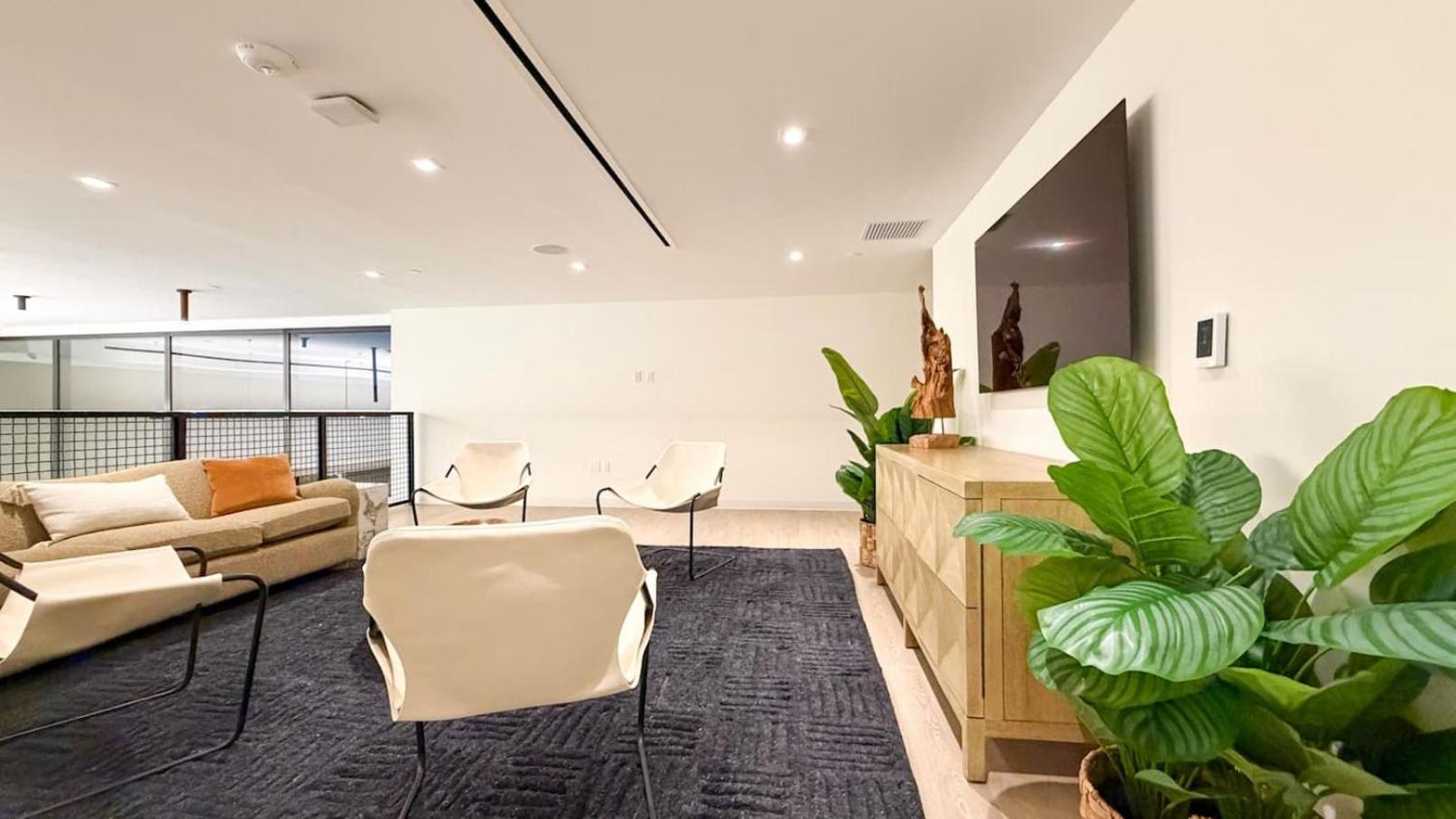 Skyline Views, Rooftop Pool & Gym Near Brickell