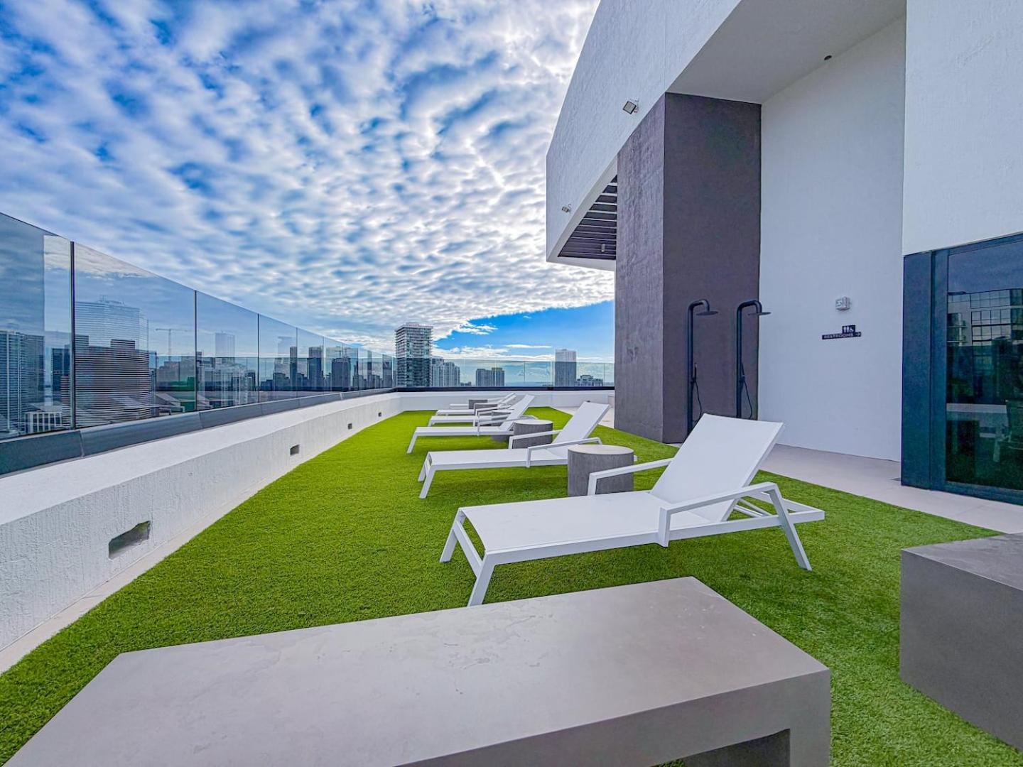 Skyline Views, Rooftop Pool & Gym Near Brickell