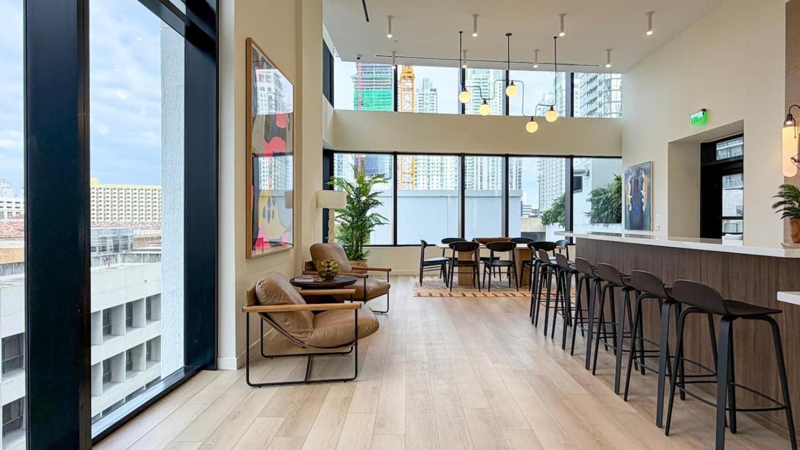 Skyline Views, Rooftop Pool & Gym Near Brickell