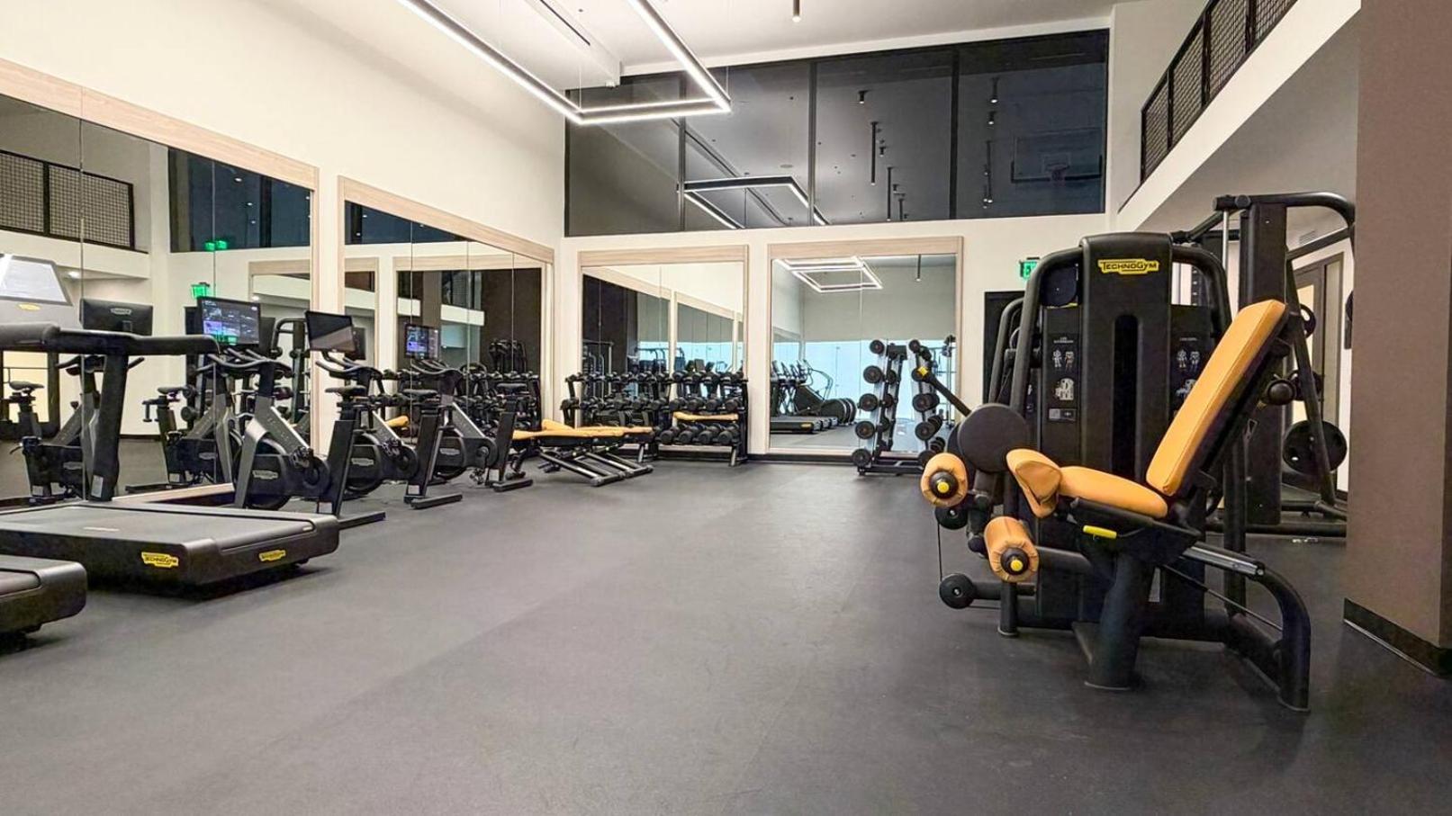 Skyline Views, Rooftop Pool & Gym Near Brickell