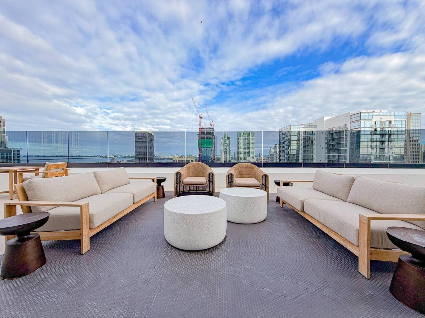 Skyline Views, Rooftop Pool & Gym Near Brickell