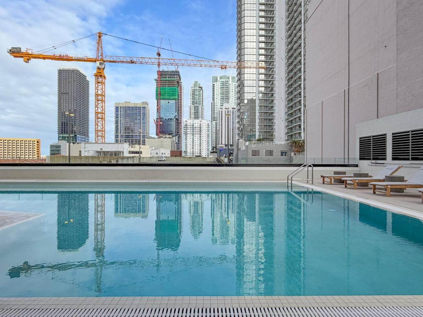 Skyline Views, Rooftop Pool & Gym Near Brickell