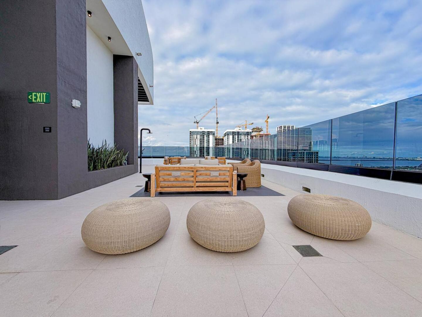 Skyline Views, Rooftop Pool & Gym Near Brickell
