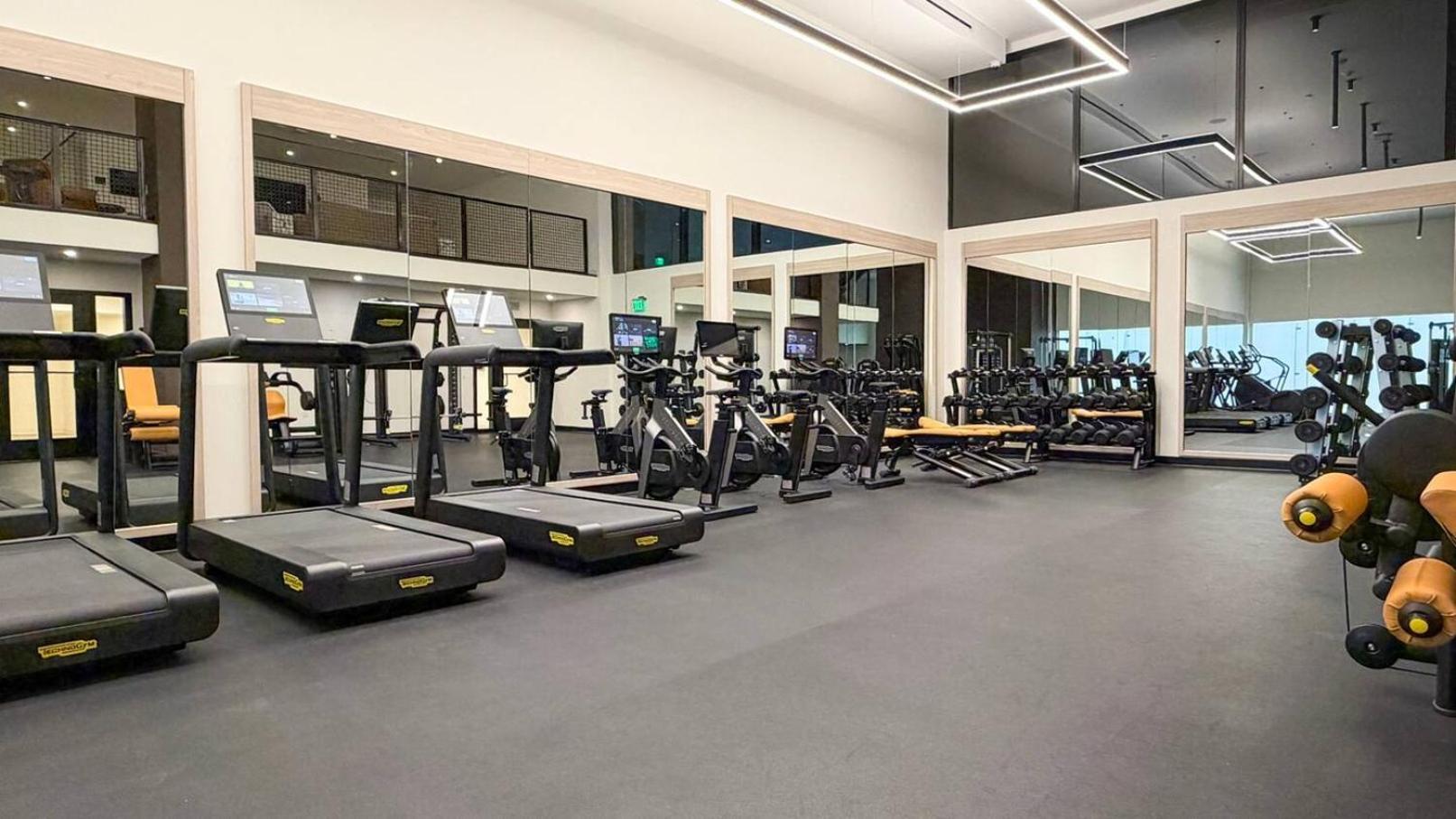 Skyline Views, Rooftop Pool & Gym Near Brickell