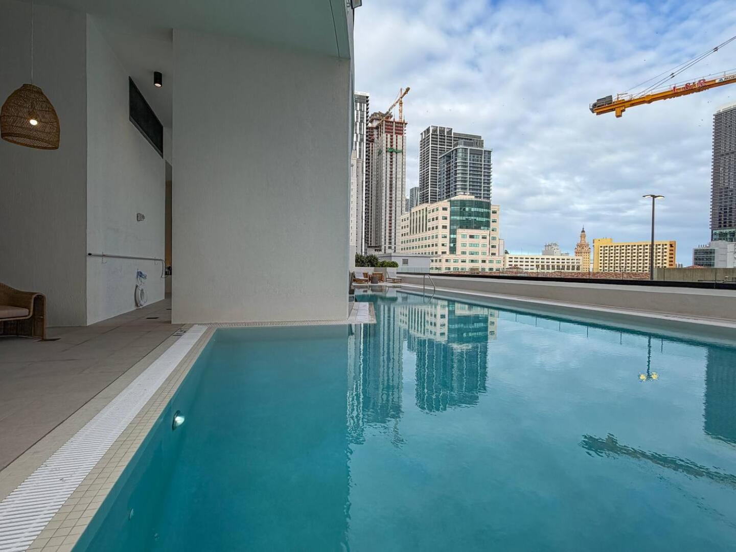 Skyline Views, Rooftop Pool & Gym Near Brickell