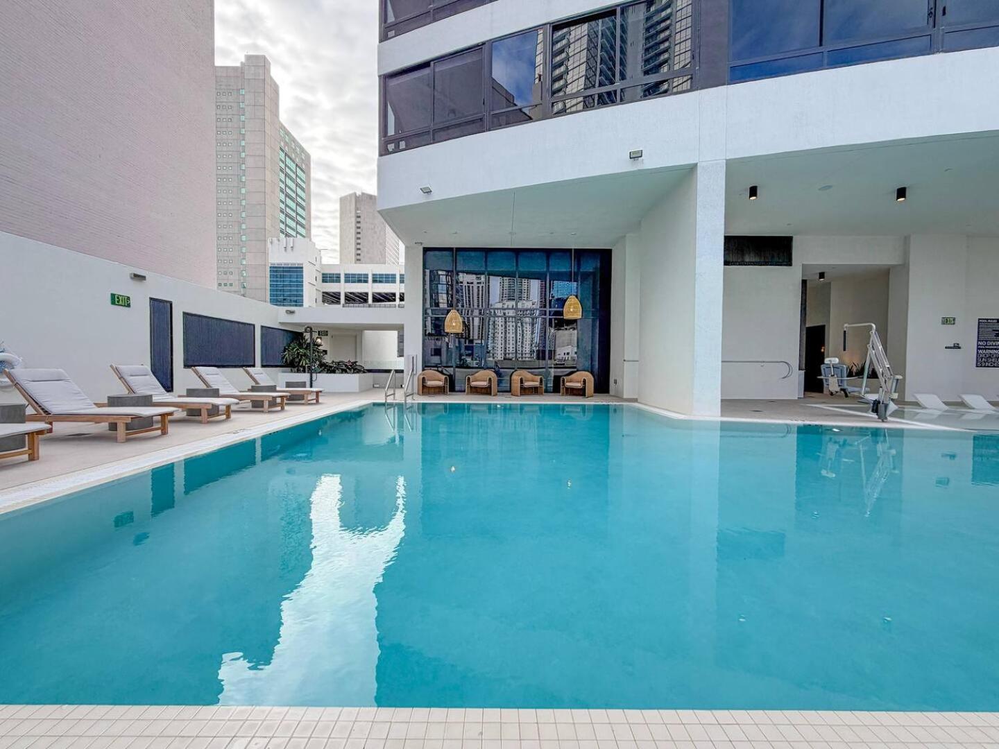 Skyline Views, Rooftop Pool & Gym Near Brickell