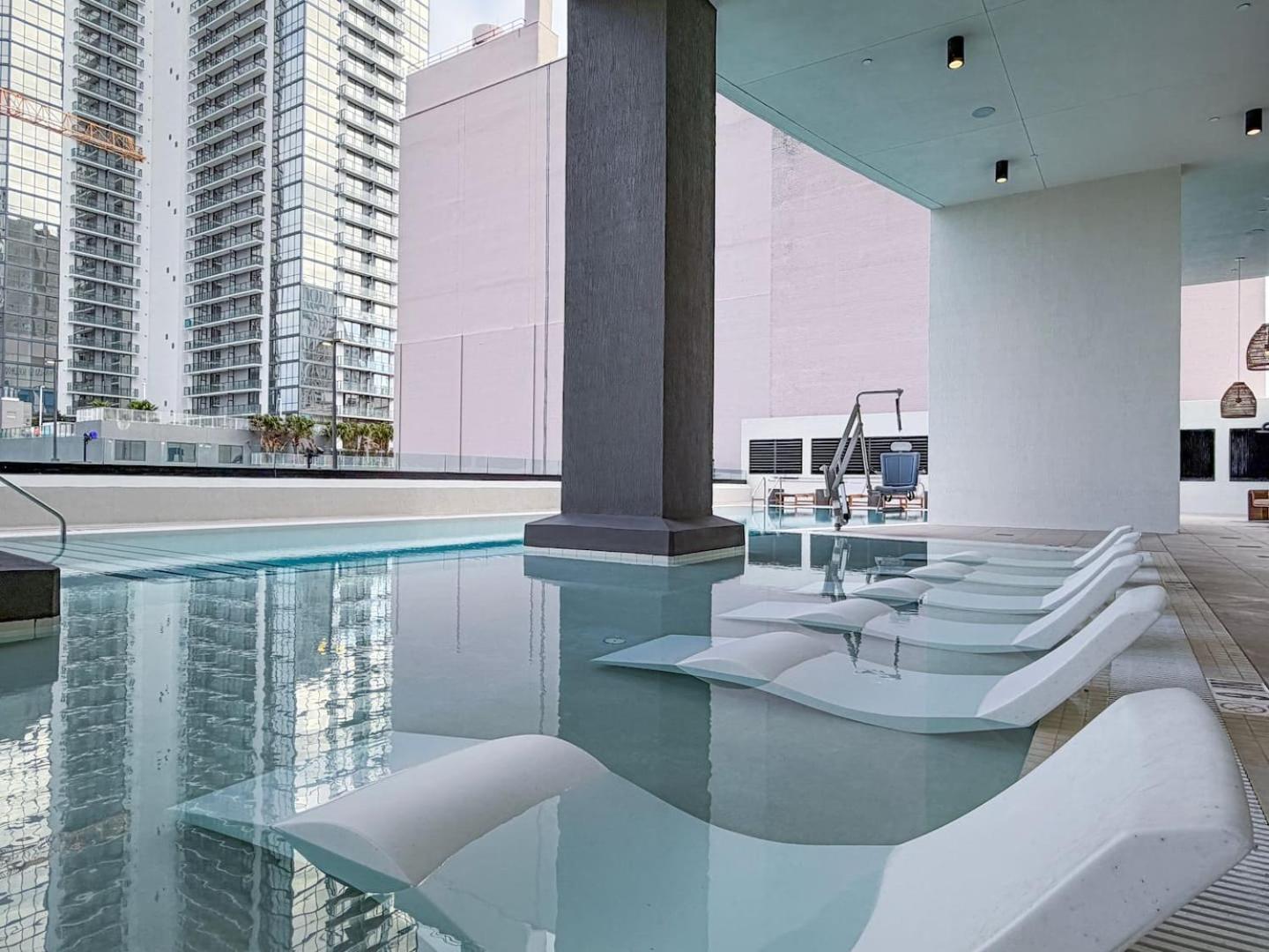 Skyline Views, Rooftop Pool & Gym Near Brickell