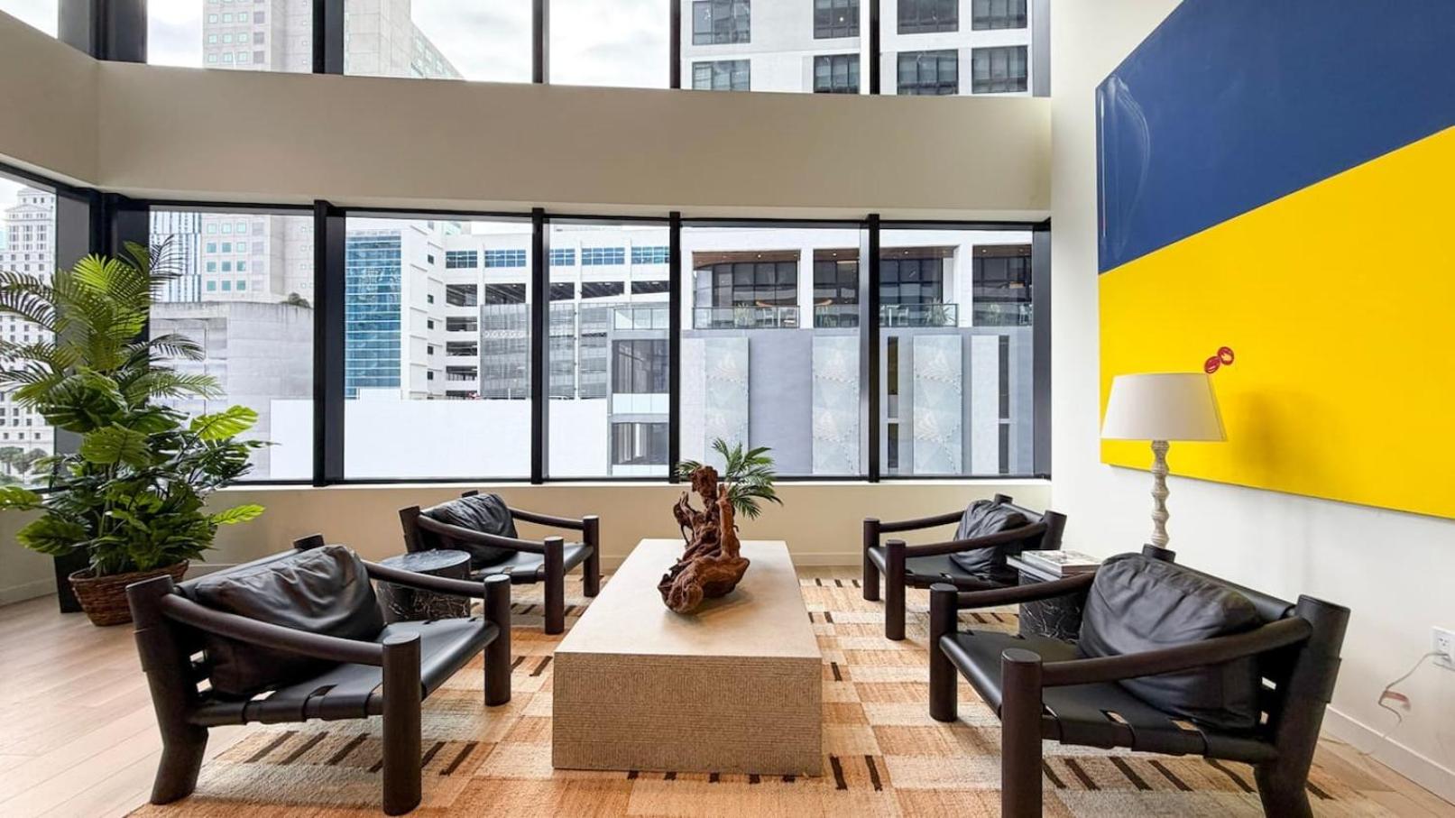 Skyline Views, Rooftop Pool & Gym Near Brickell