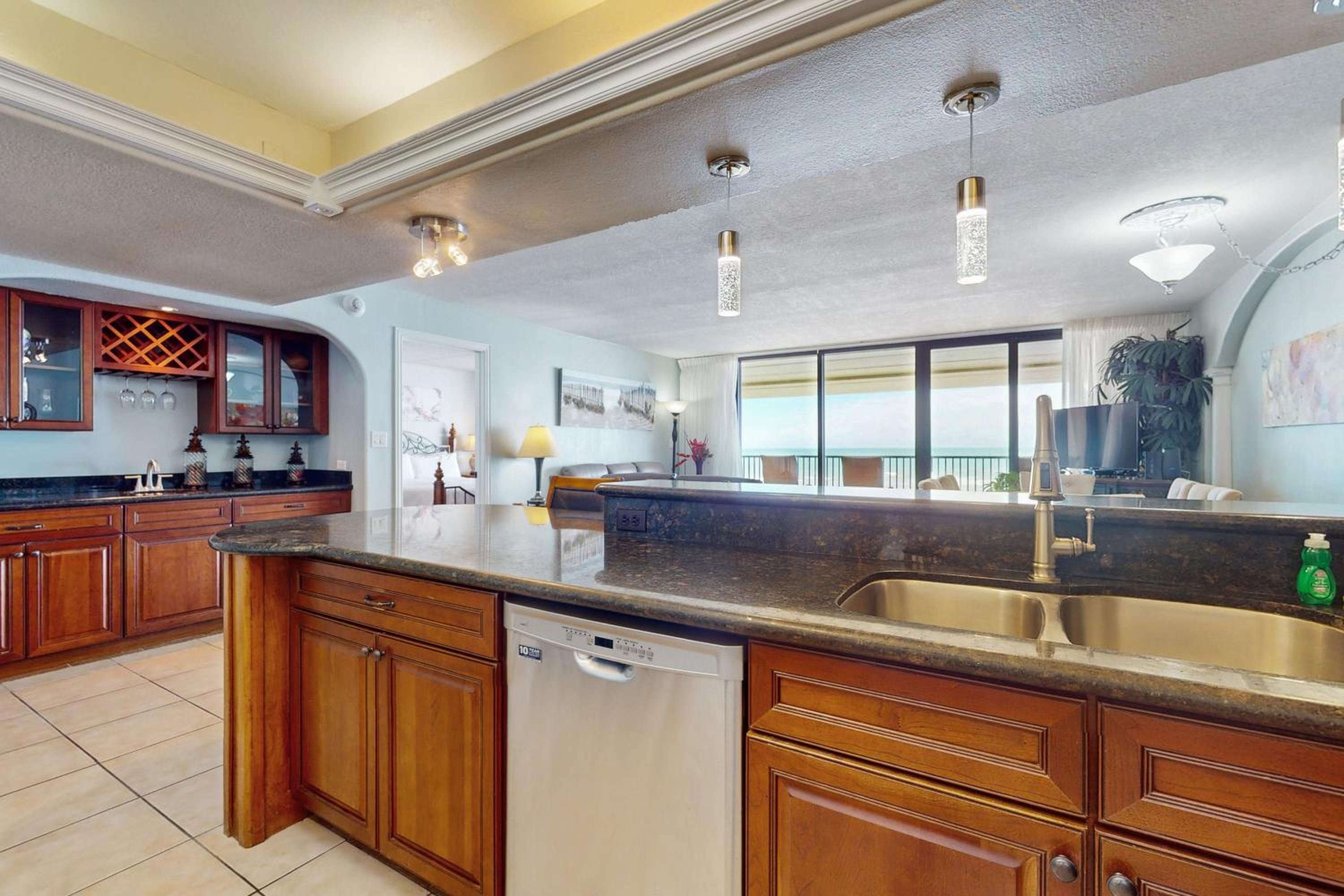 Walkable, All-Suite 3BR Suntide III - Unit 1003