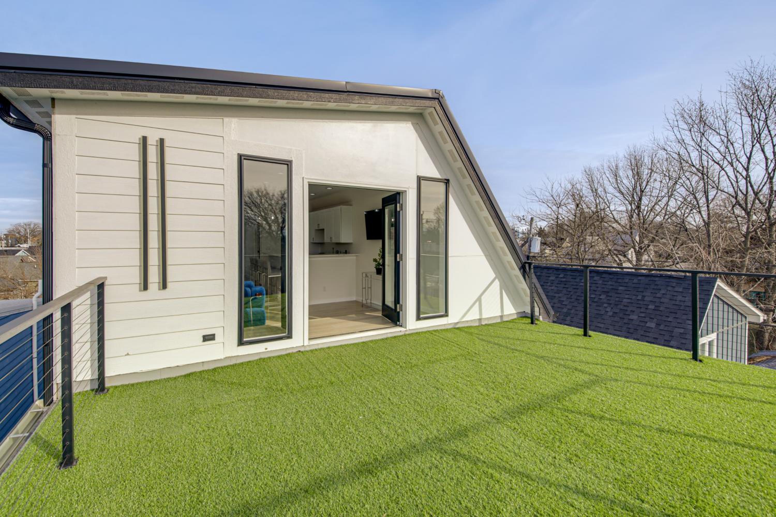 Home Theater and Rooftop Deck! Fountain Sq Stunner