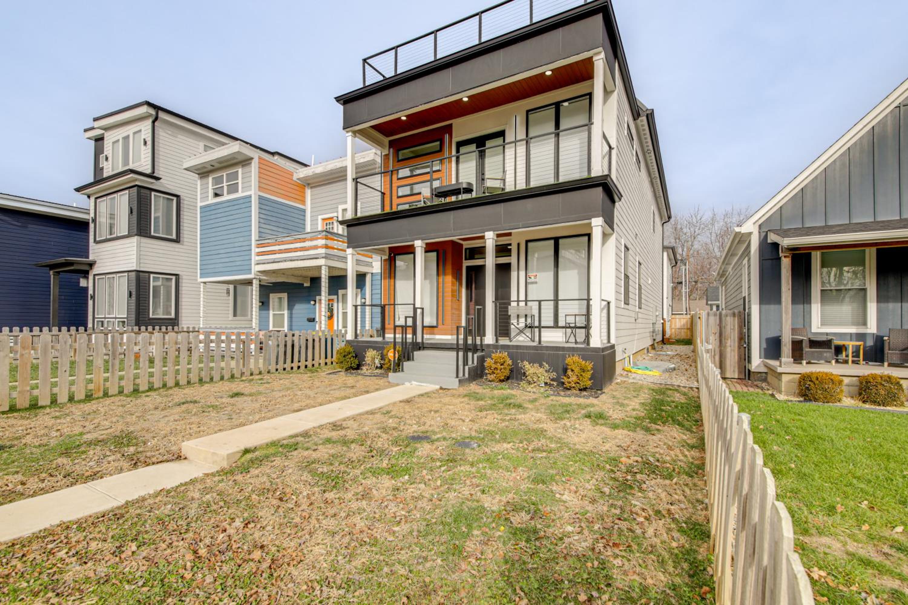 Home Theater and Rooftop Deck! Fountain Sq Stunner