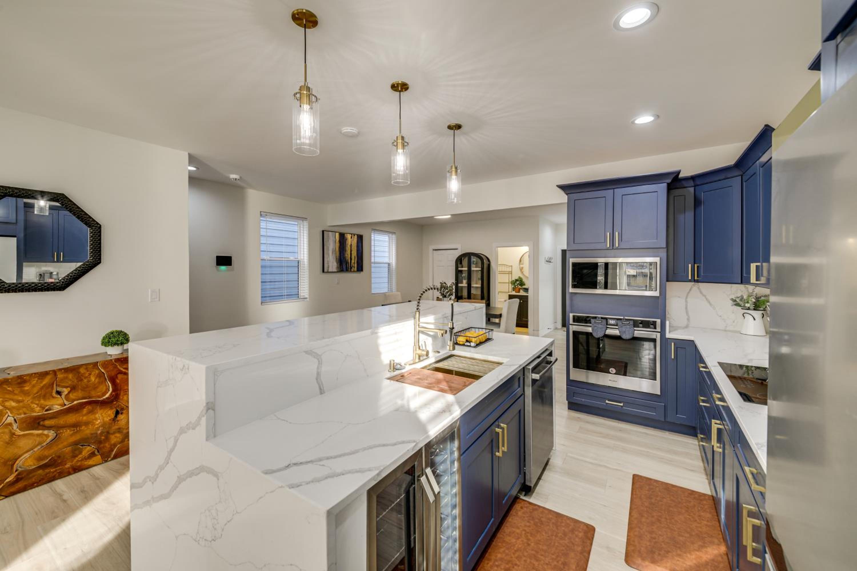 Home Theater and Rooftop Deck! Fountain Sq Stunner