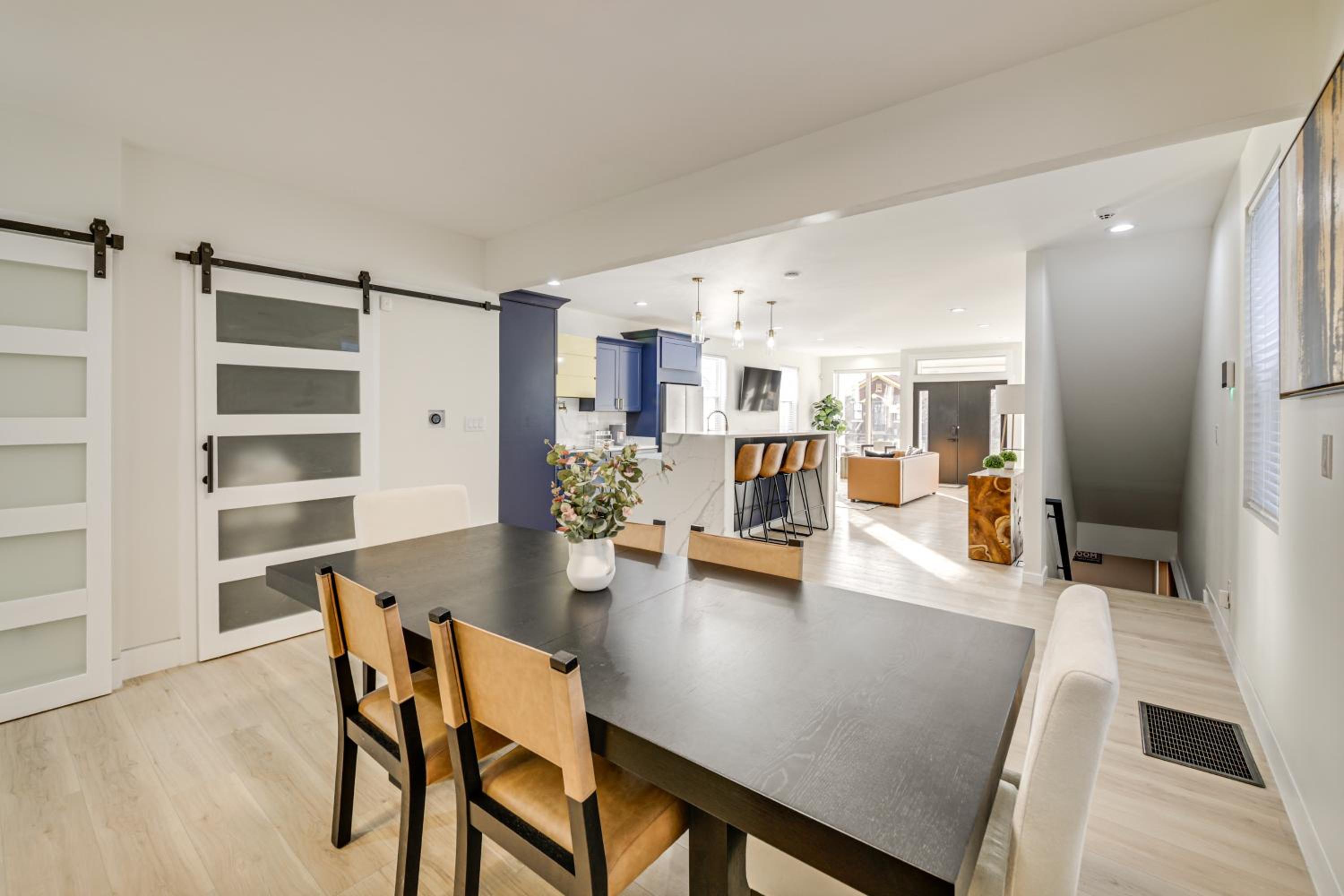 Home Theater and Rooftop Deck! Fountain Sq Stunner