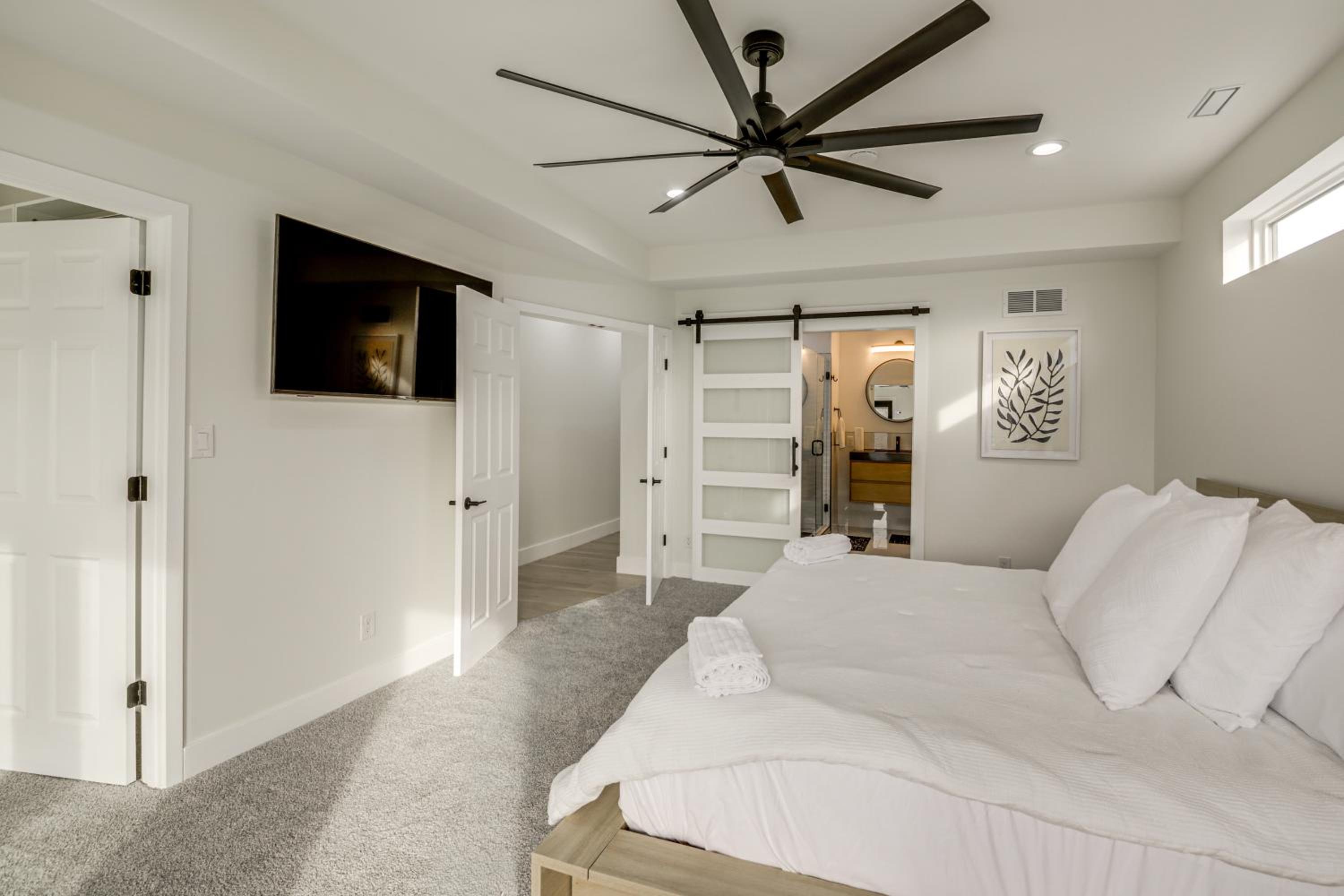 Home Theater and Rooftop Deck! Fountain Sq Stunner