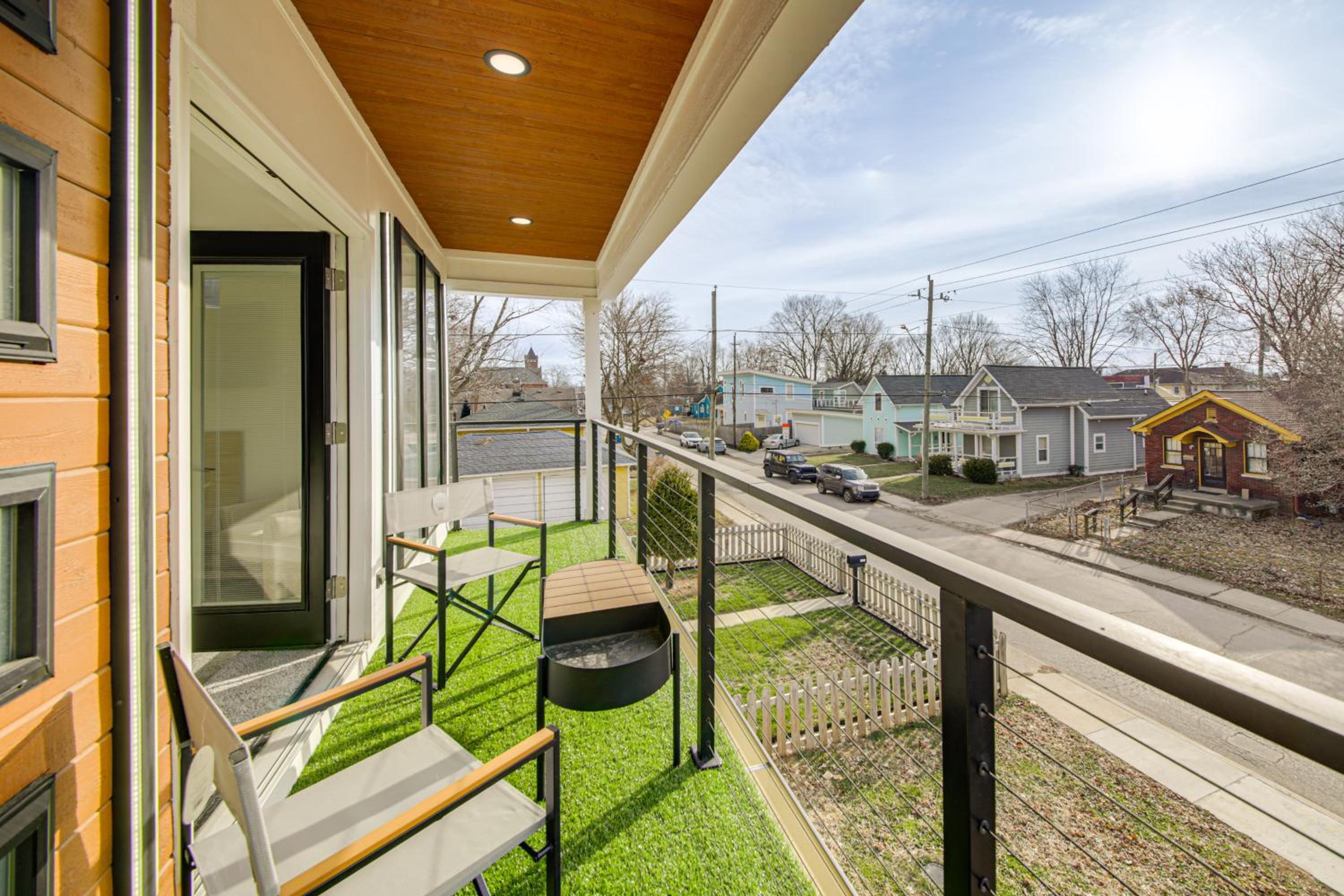 Home Theater and Rooftop Deck! Fountain Sq Stunner
