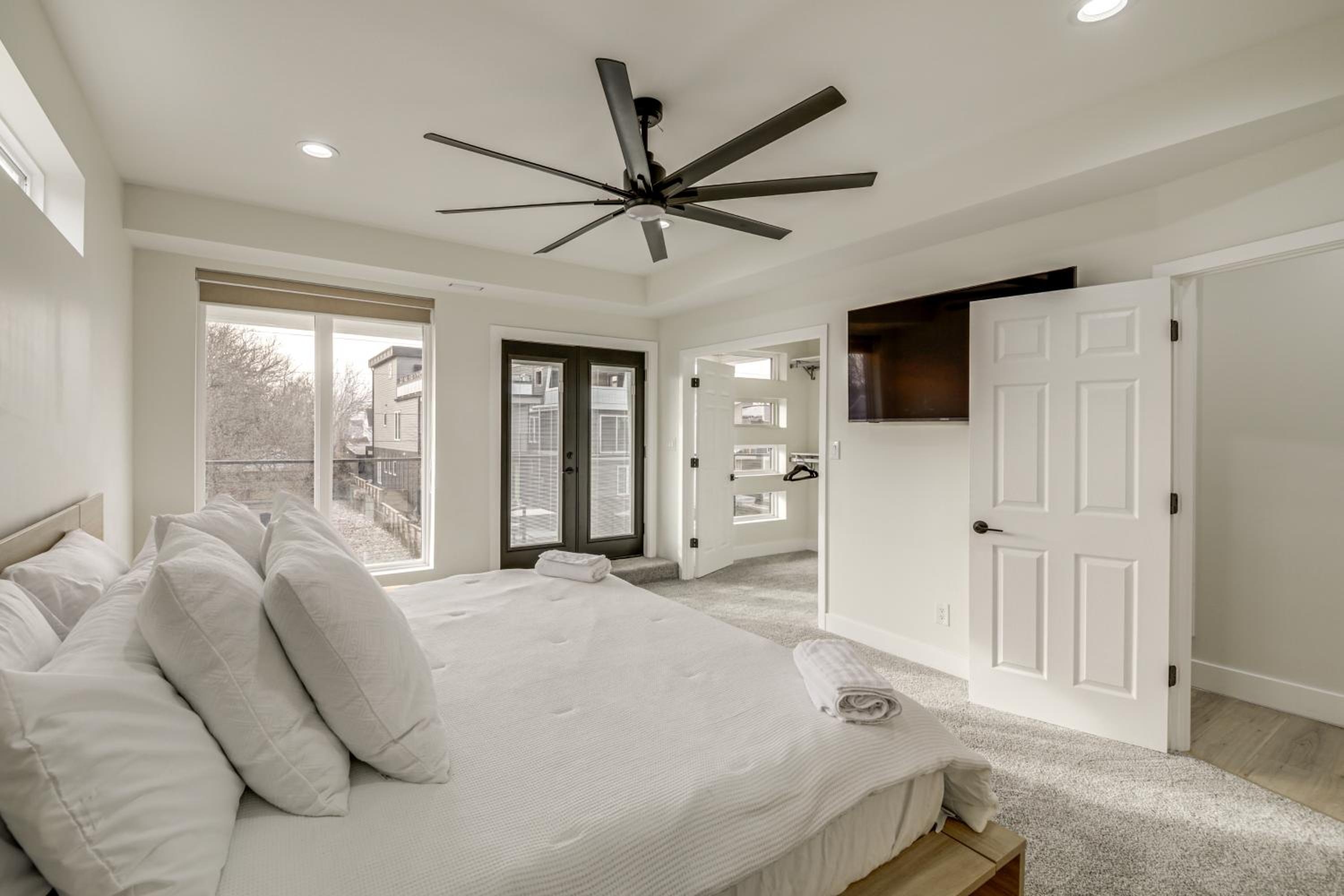 Home Theater and Rooftop Deck! Fountain Sq Stunner