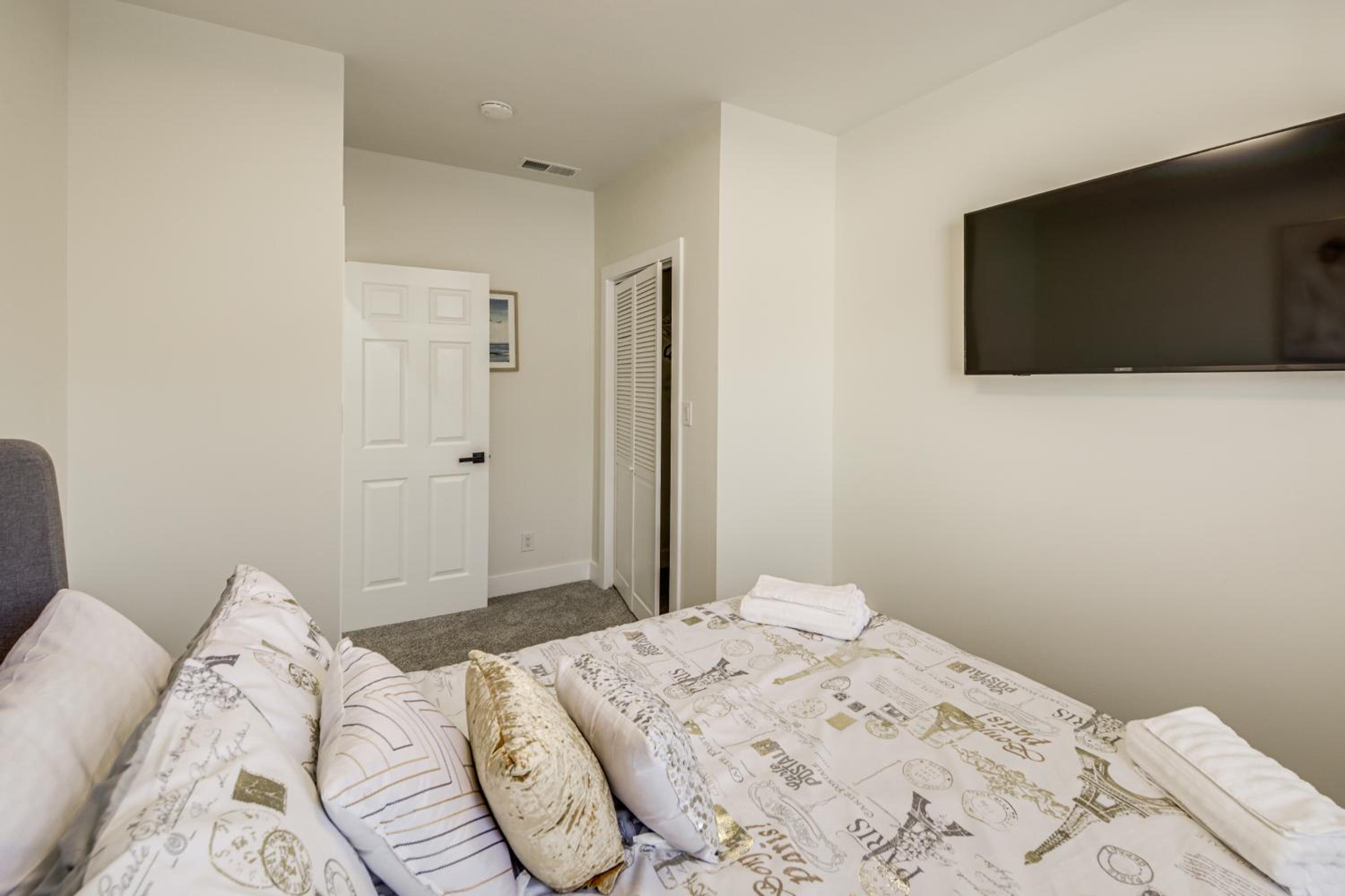 Home Theater and Rooftop Deck! Fountain Sq Stunner