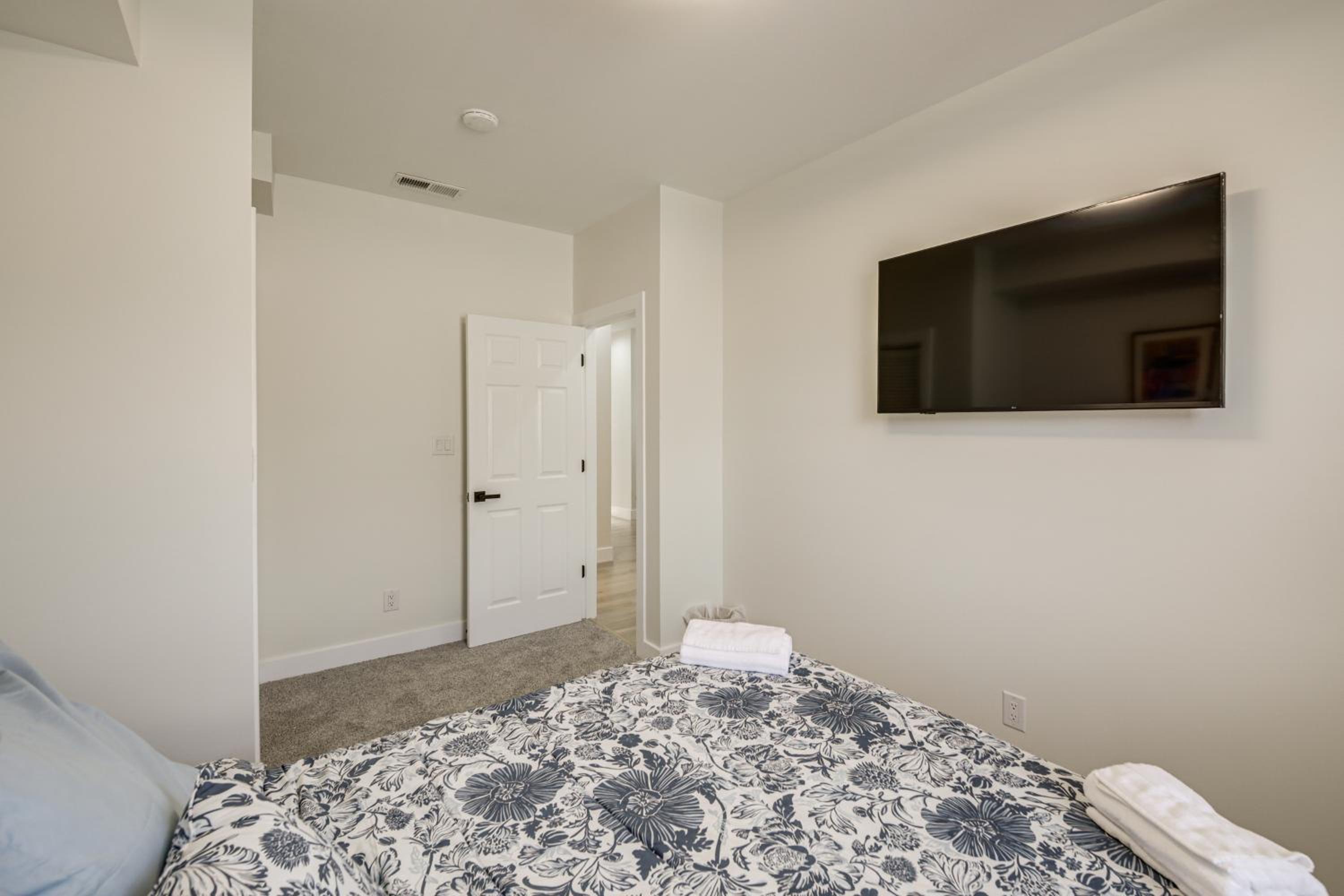 Home Theater and Rooftop Deck! Fountain Sq Stunner
