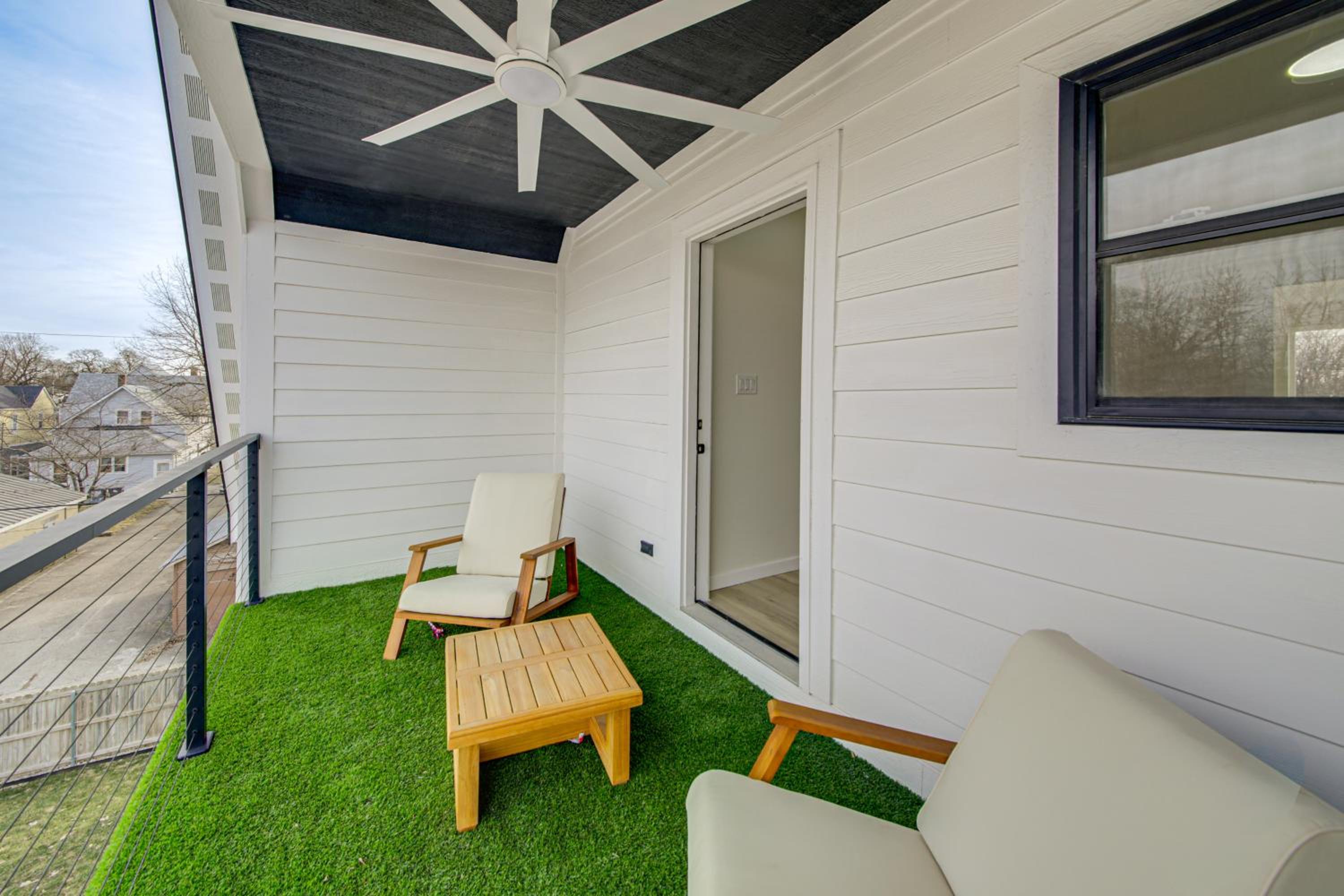Home Theater and Rooftop Deck! Fountain Sq Stunner