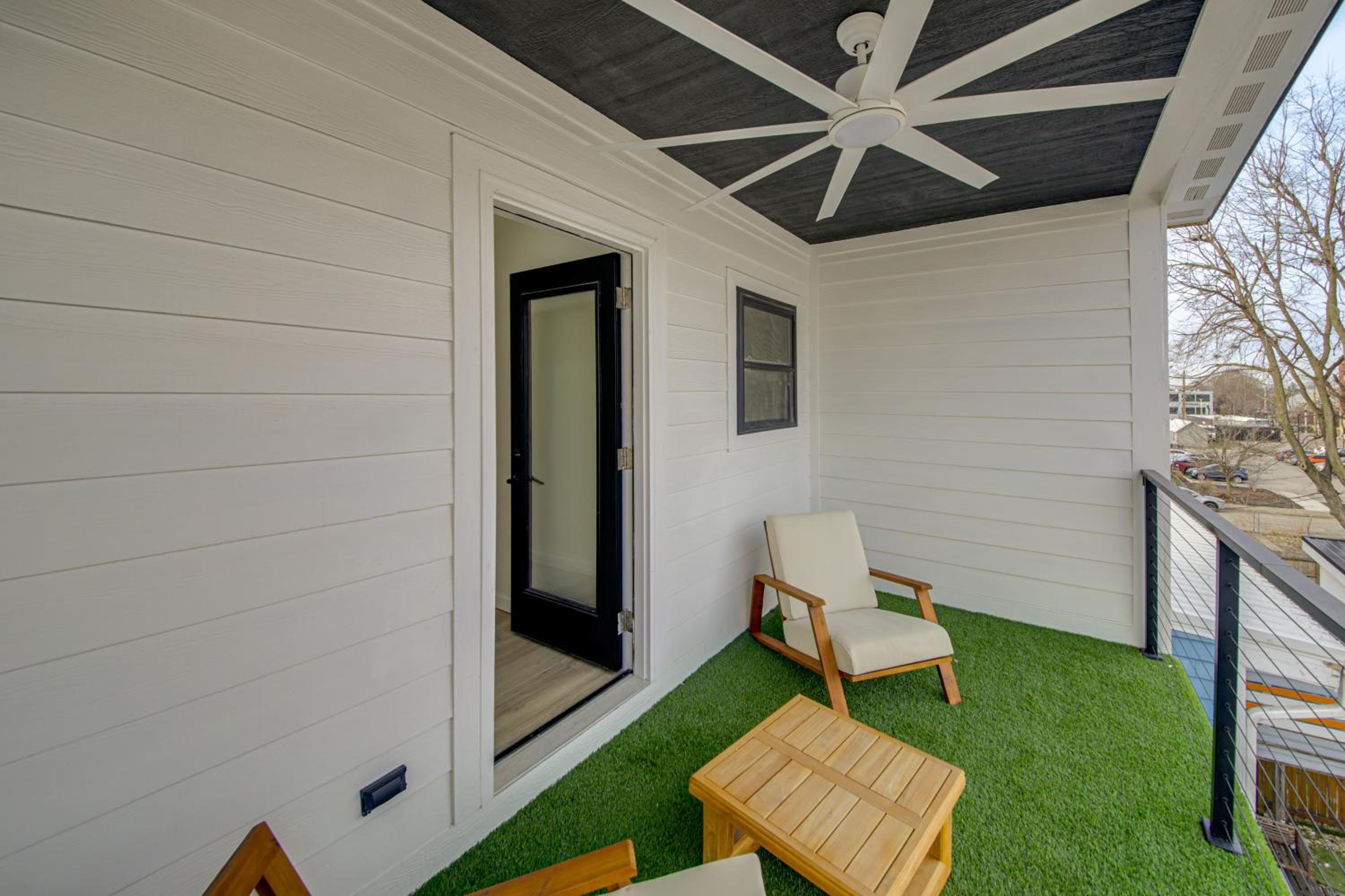 Home Theater and Rooftop Deck! Fountain Sq Stunner