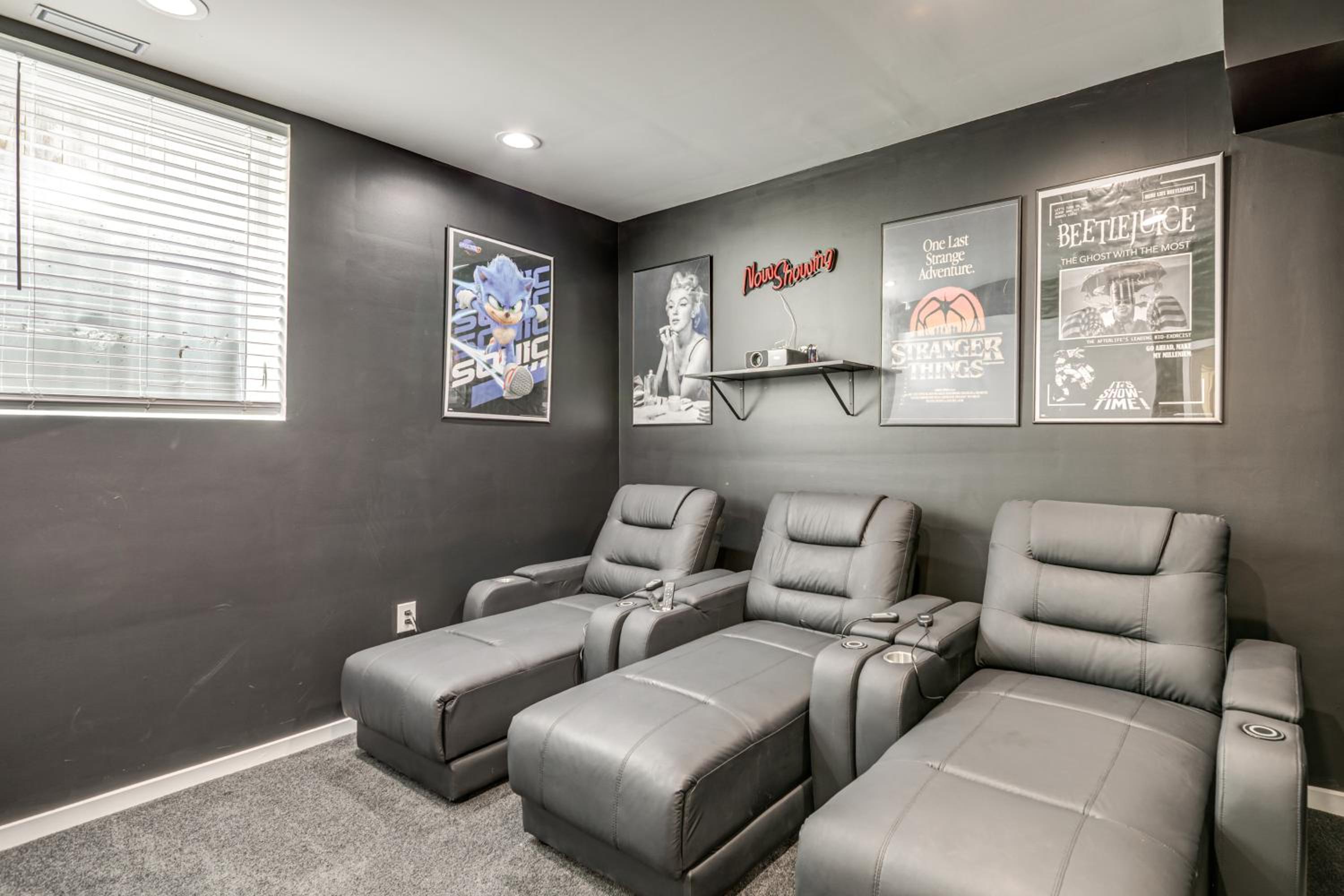 Home Theater and Rooftop Deck! Fountain Sq Stunner