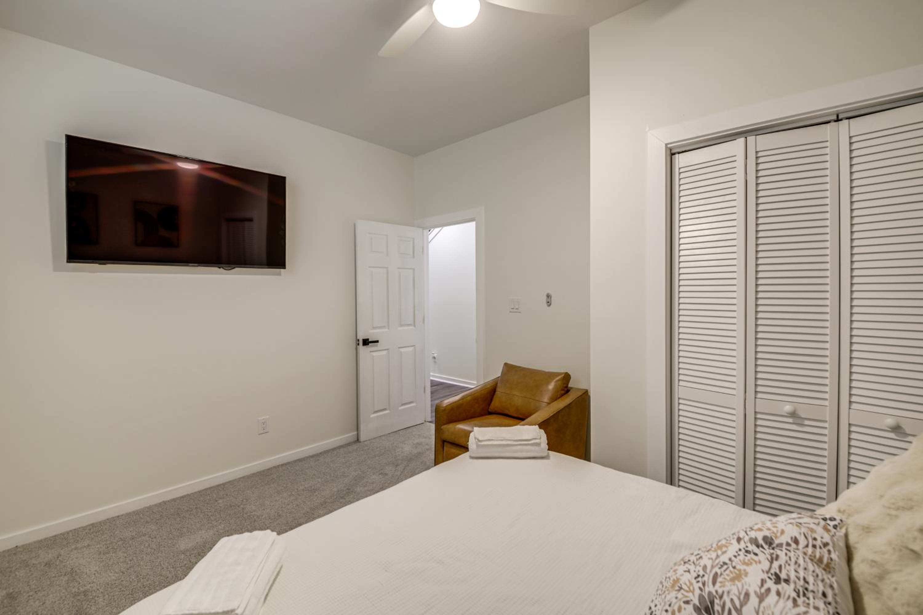 Home Theater and Rooftop Deck! Fountain Sq Stunner