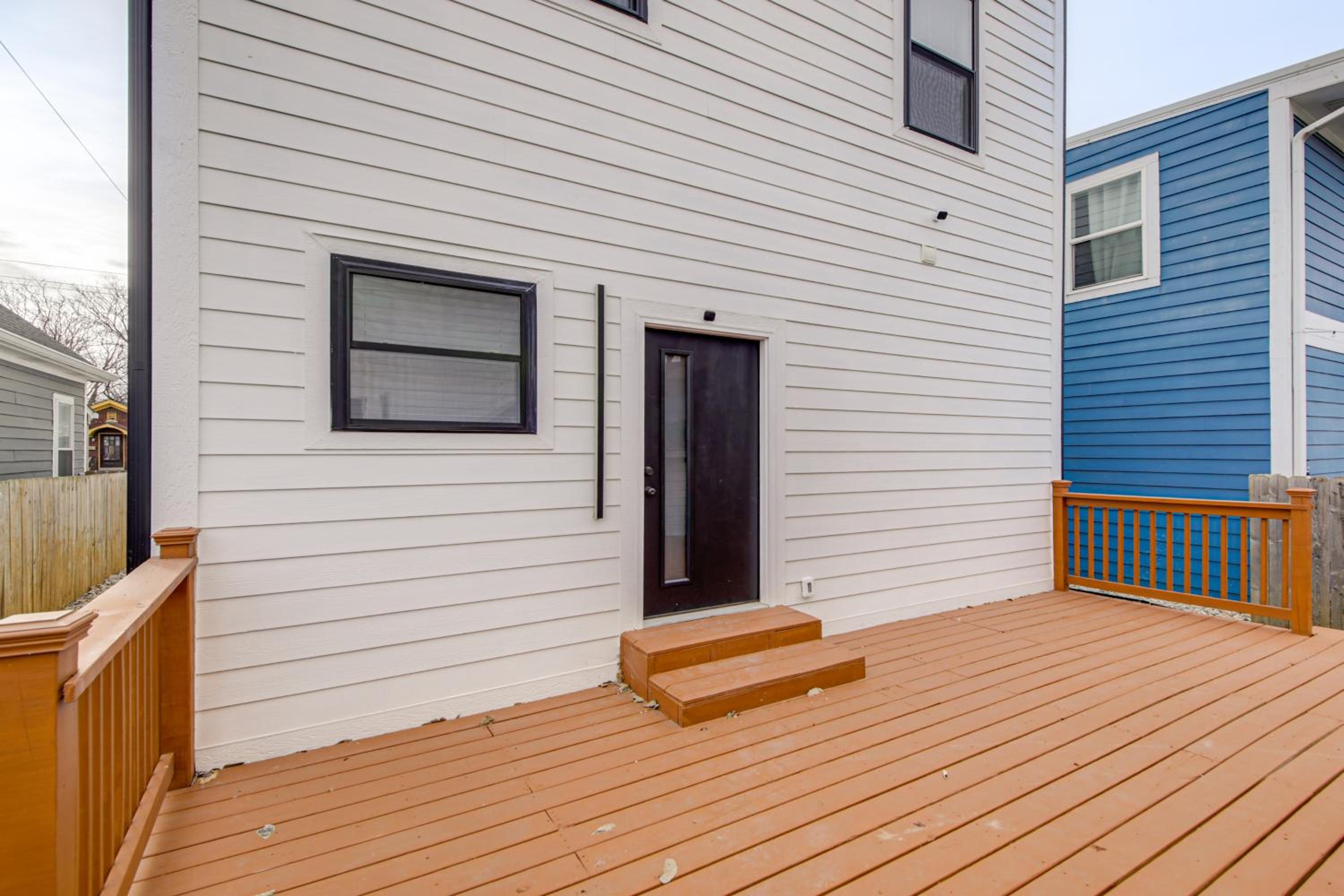 Home Theater and Rooftop Deck! Fountain Sq Stunner