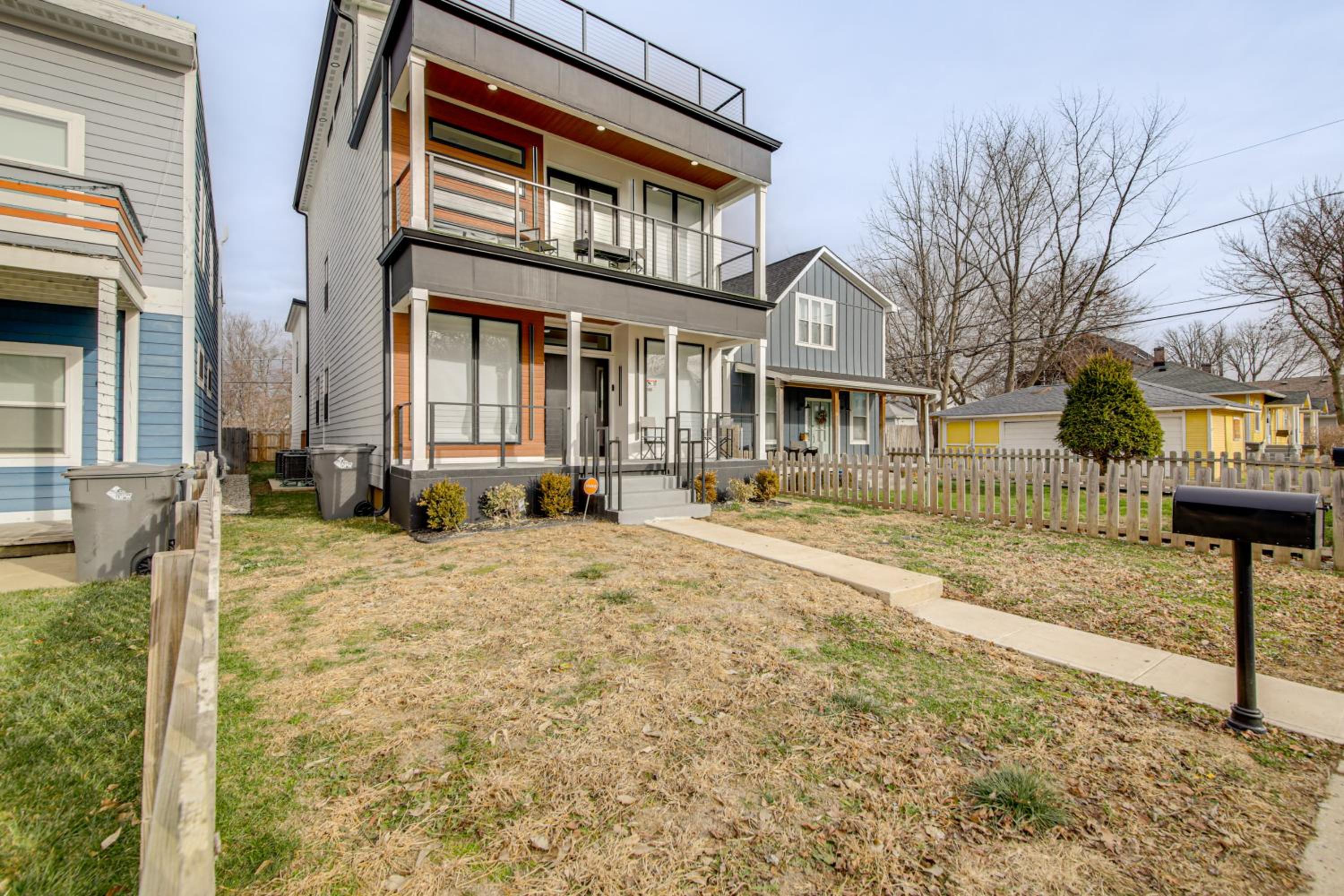 Home Theater and Rooftop Deck! Fountain Sq Stunner