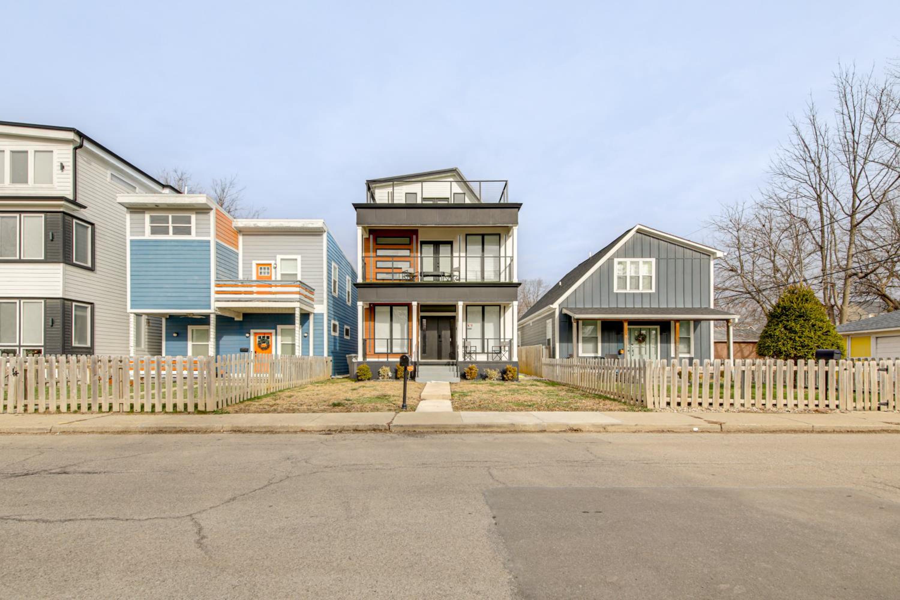 Home Theater and Rooftop Deck! Fountain Sq Stunner