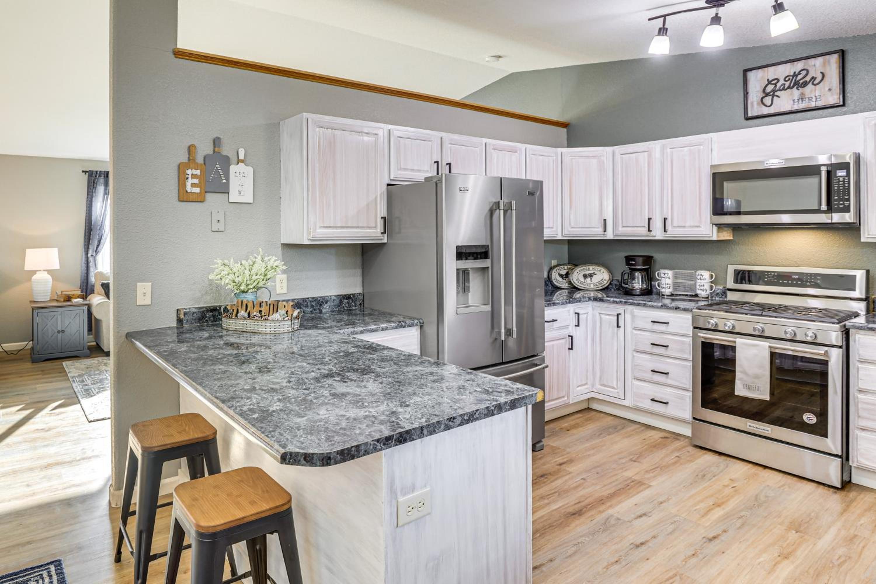 2 Mi to Main St, Sturgis! Spacious Group Getaway