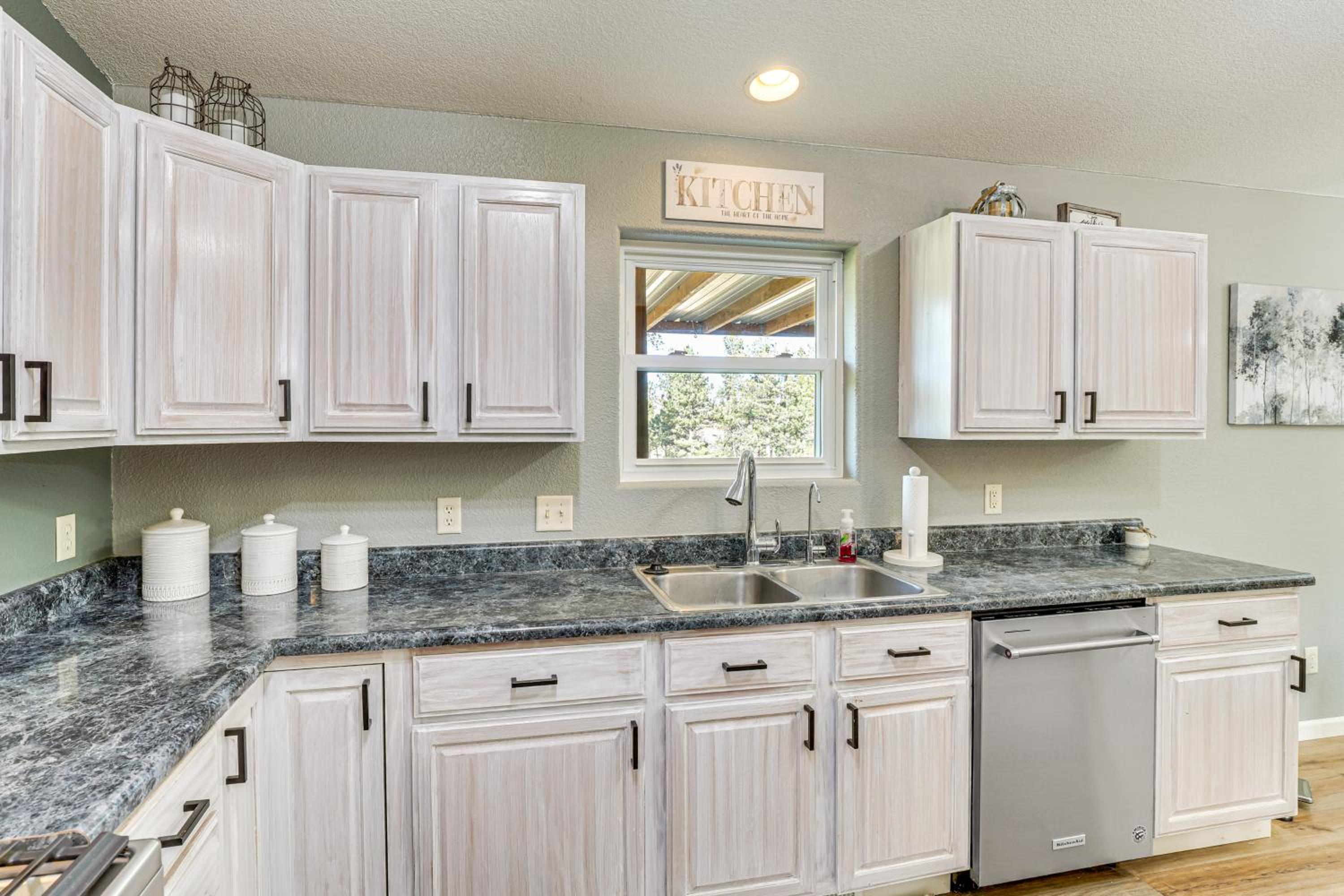 2 Mi to Main St, Sturgis! Spacious Group Getaway