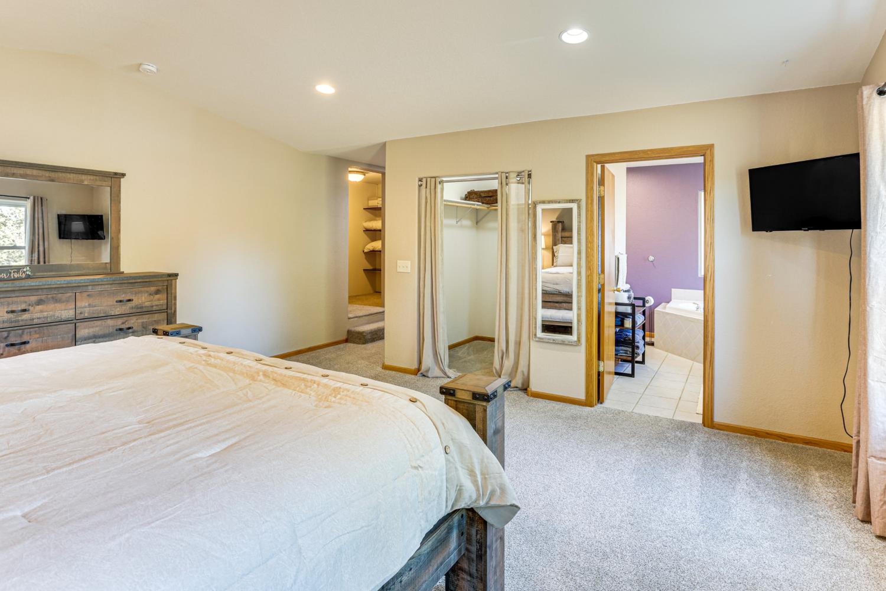 2 Mi to Main St, Sturgis! Spacious Group Getaway
