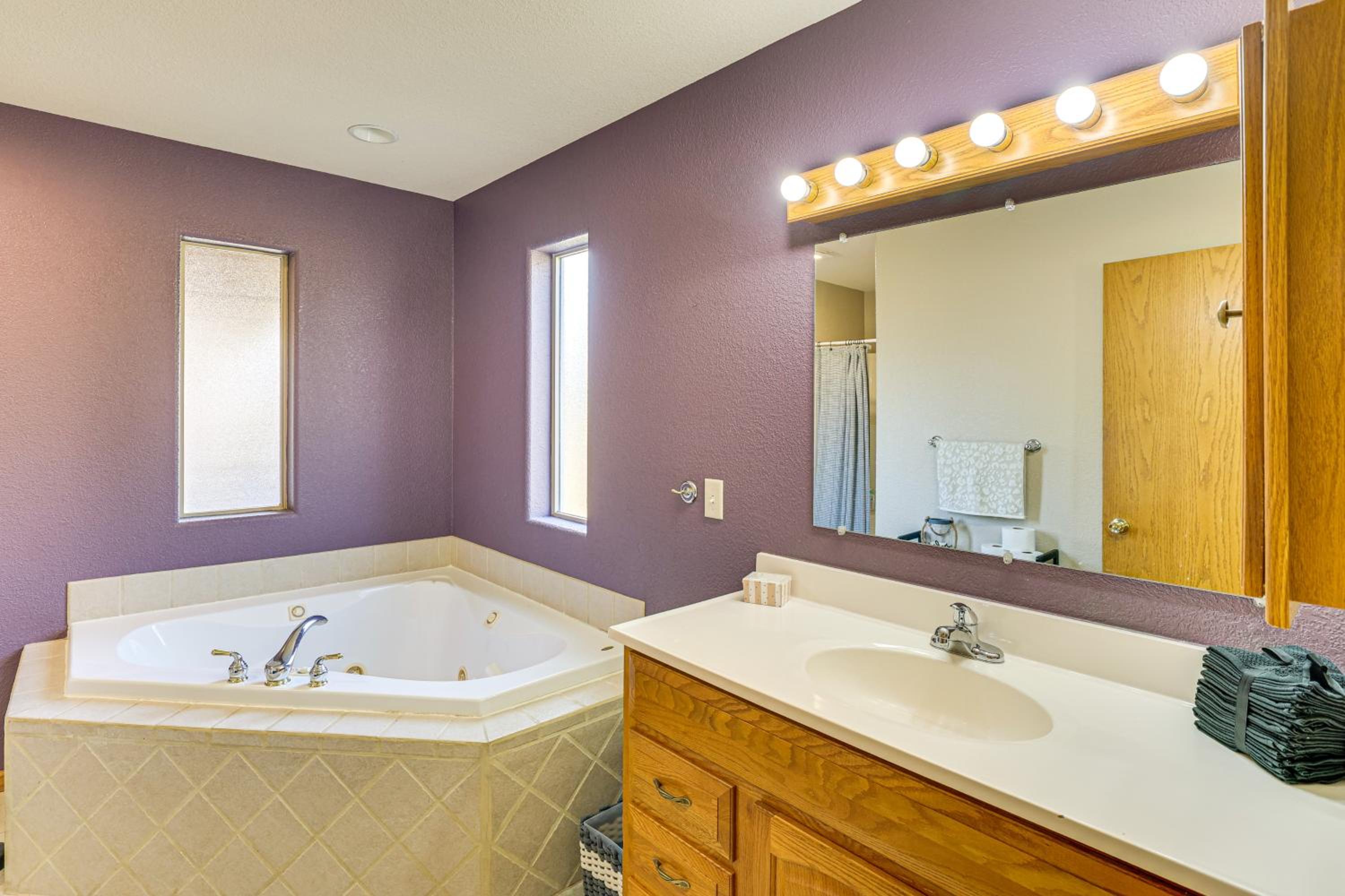 2 Mi to Main St, Sturgis! Spacious Group Getaway