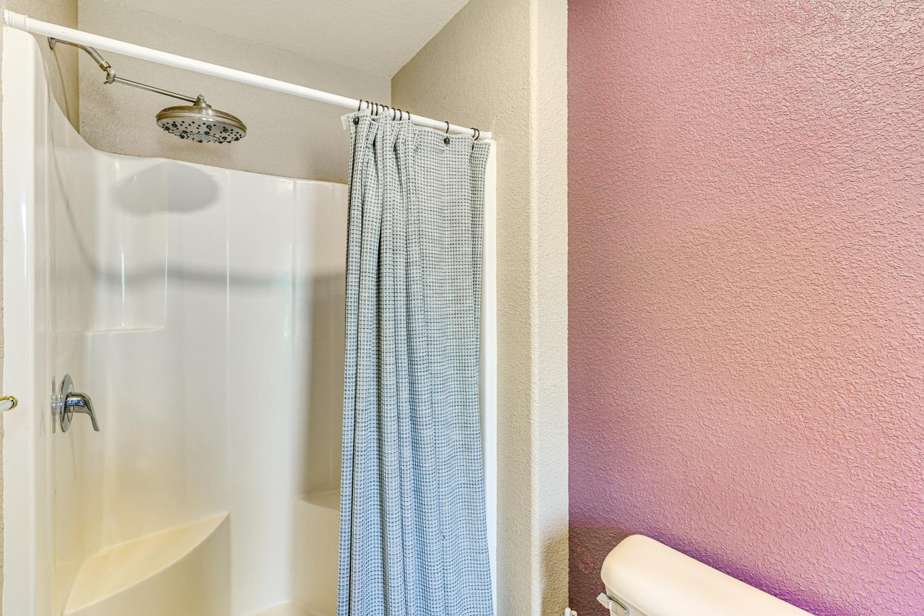 2 Mi to Main St, Sturgis! Spacious Group Getaway
