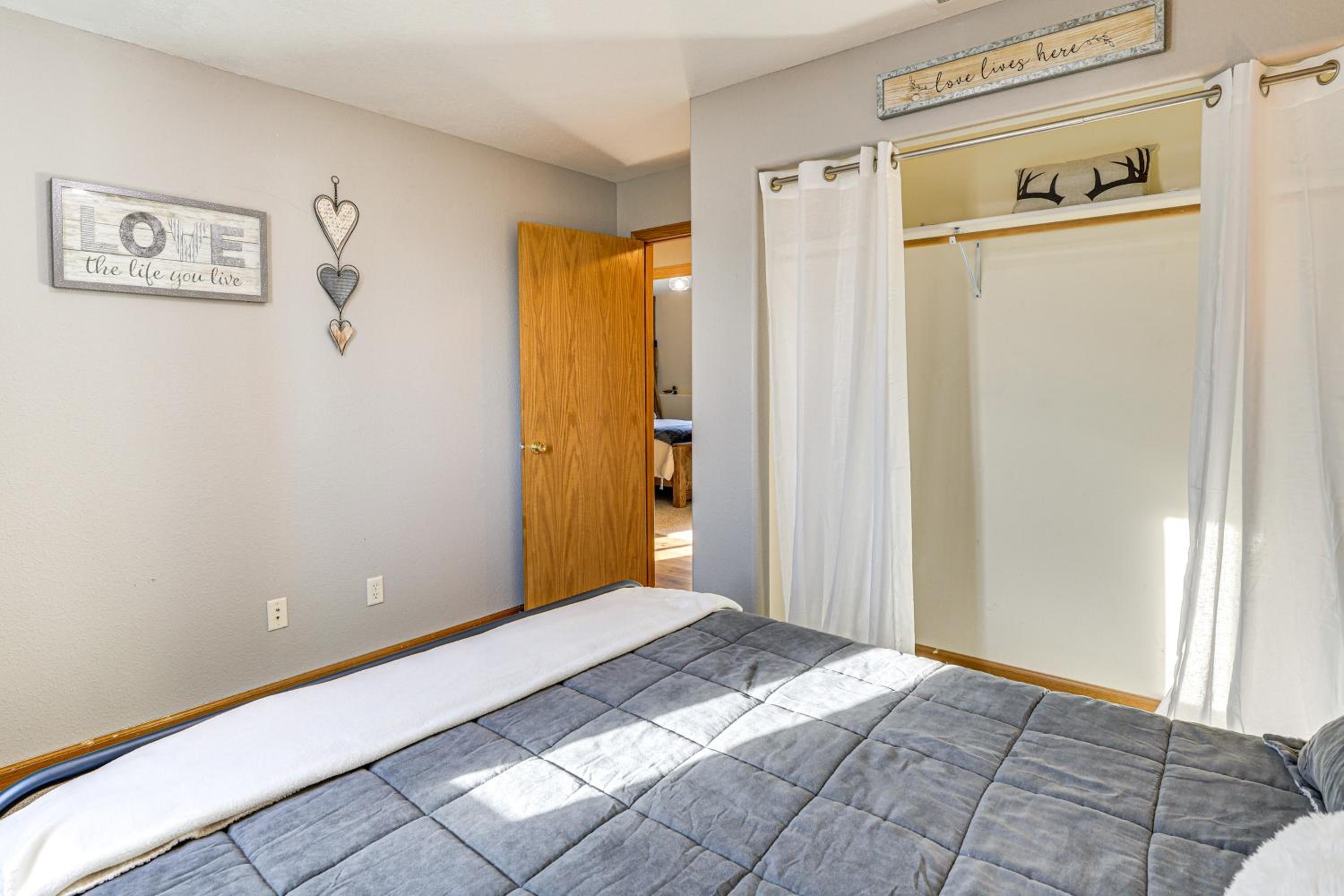 2 Mi to Main St, Sturgis! Spacious Group Getaway