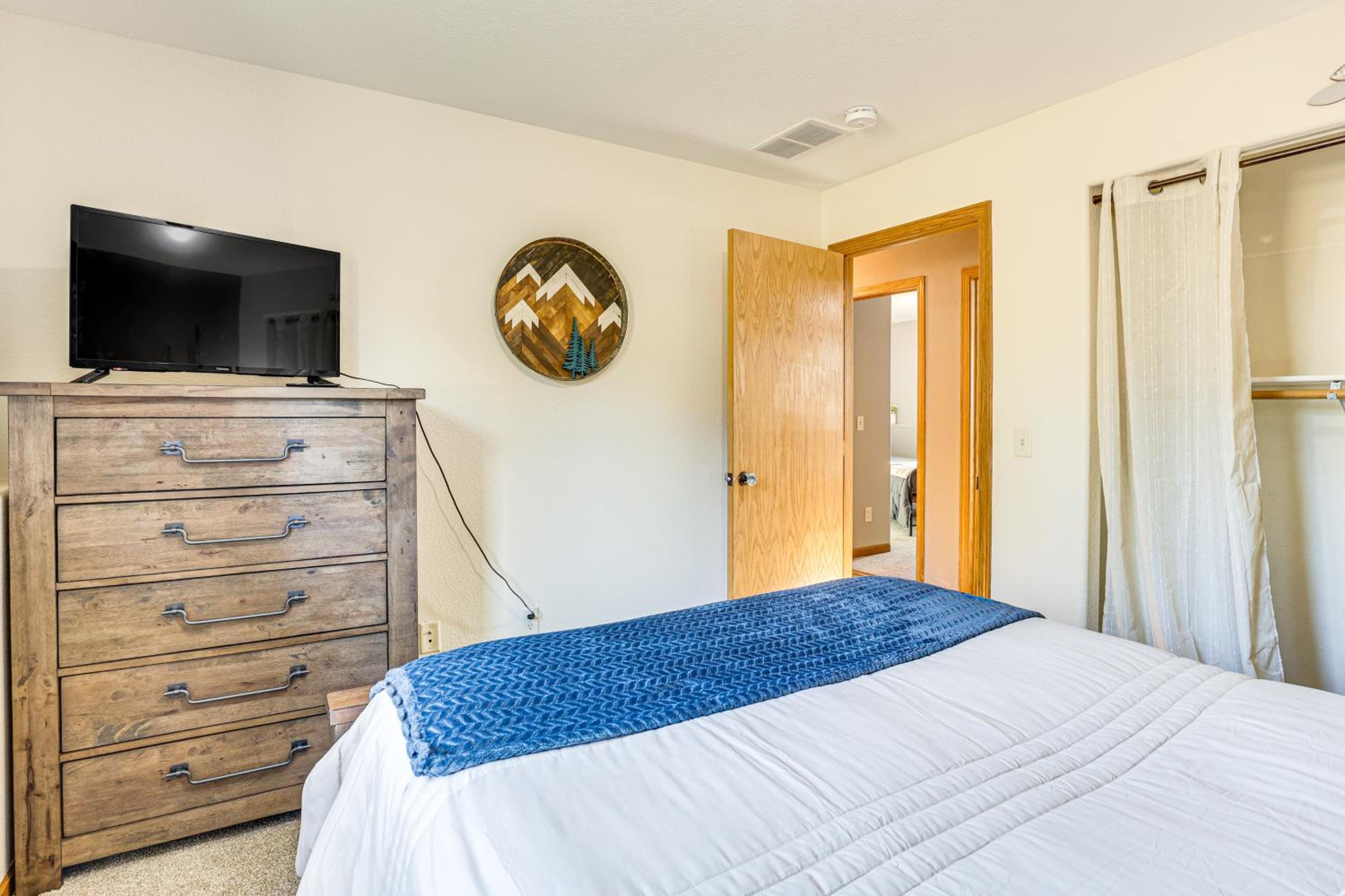 2 Mi to Main St, Sturgis! Spacious Group Getaway
