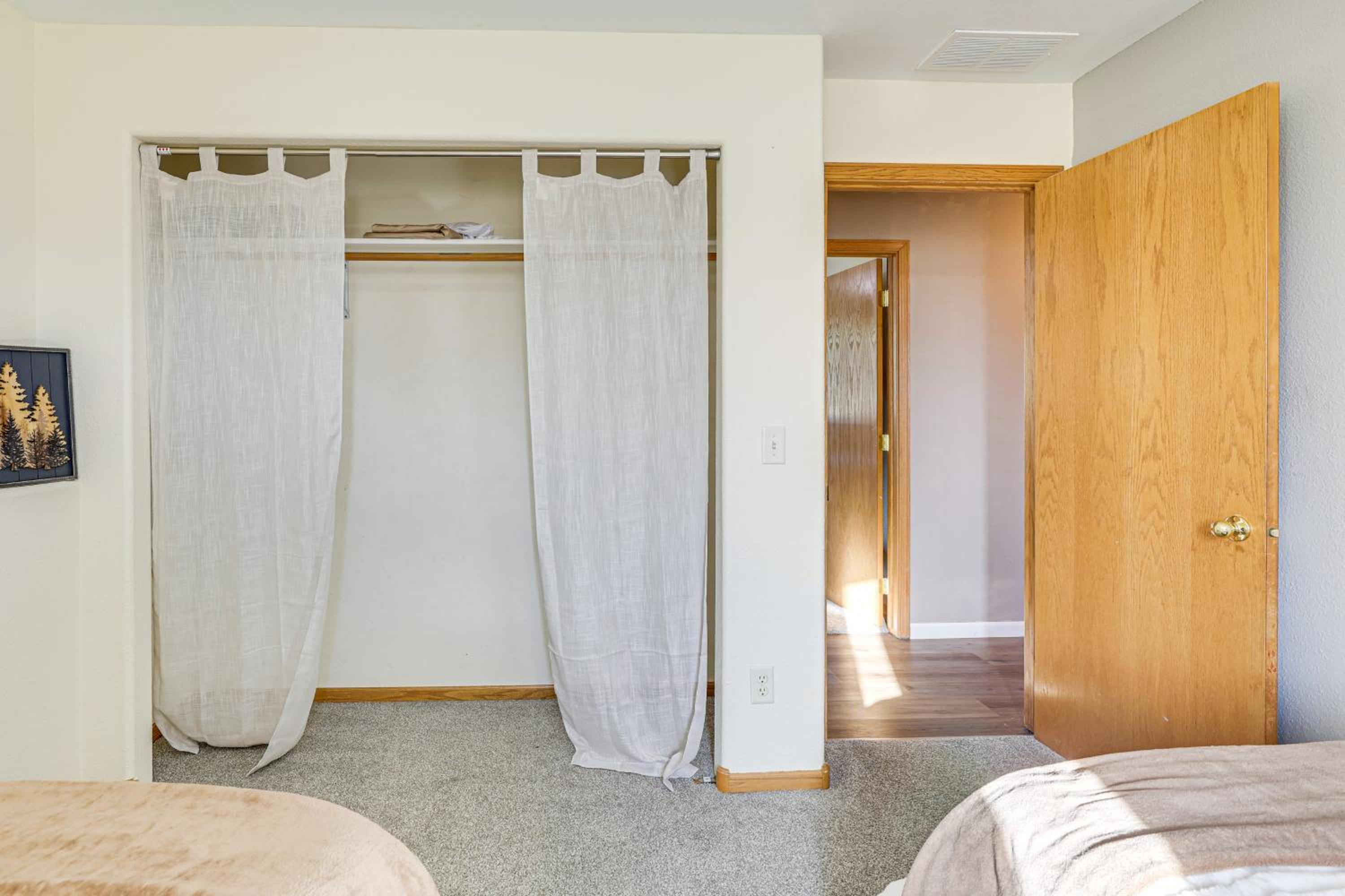 2 Mi to Main St, Sturgis! Spacious Group Getaway