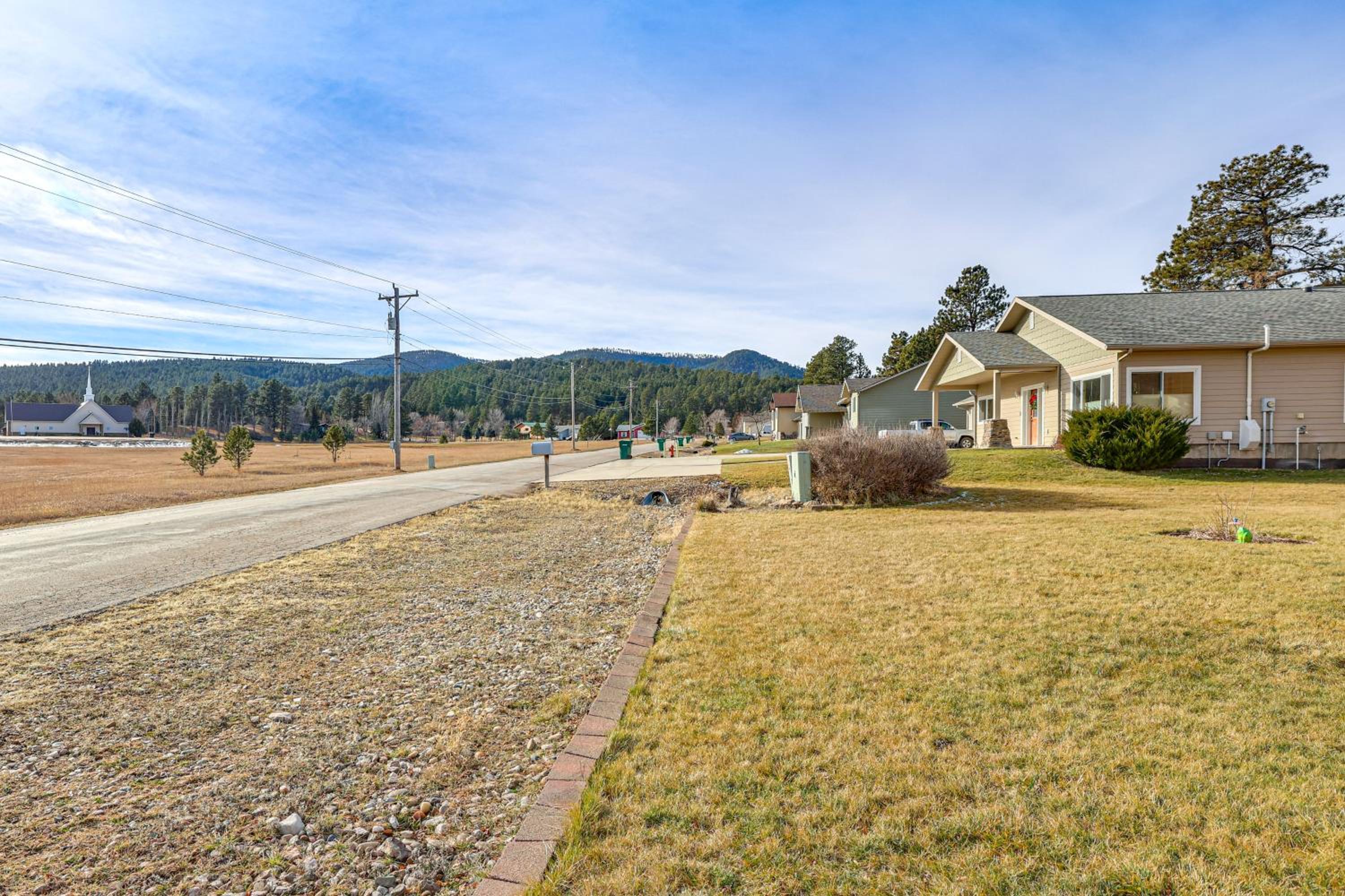 2 Mi to Main St, Sturgis! Spacious Group Getaway