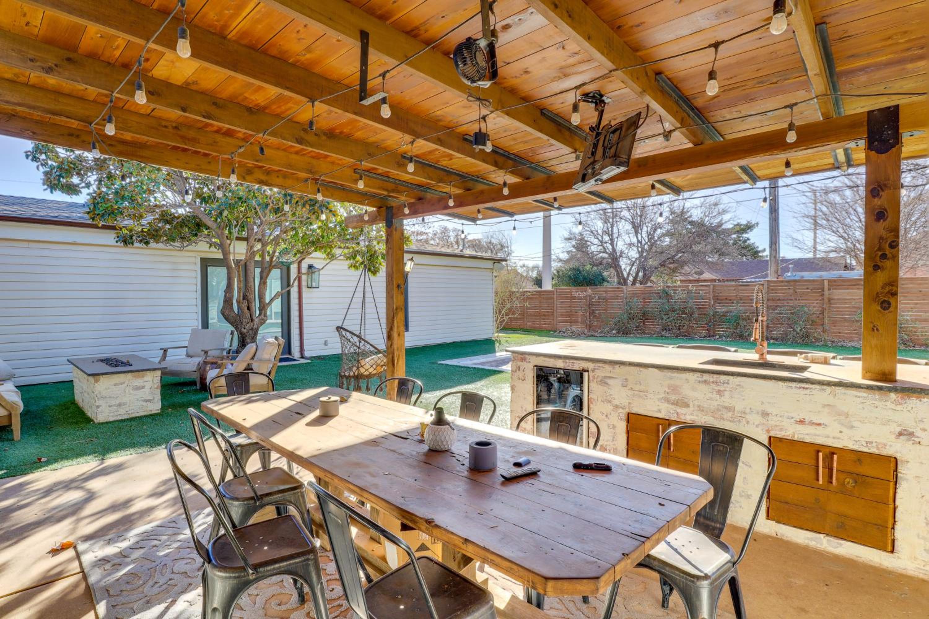 Heated Pool and Sauna Retreat 1 Mi to Texas Tech!