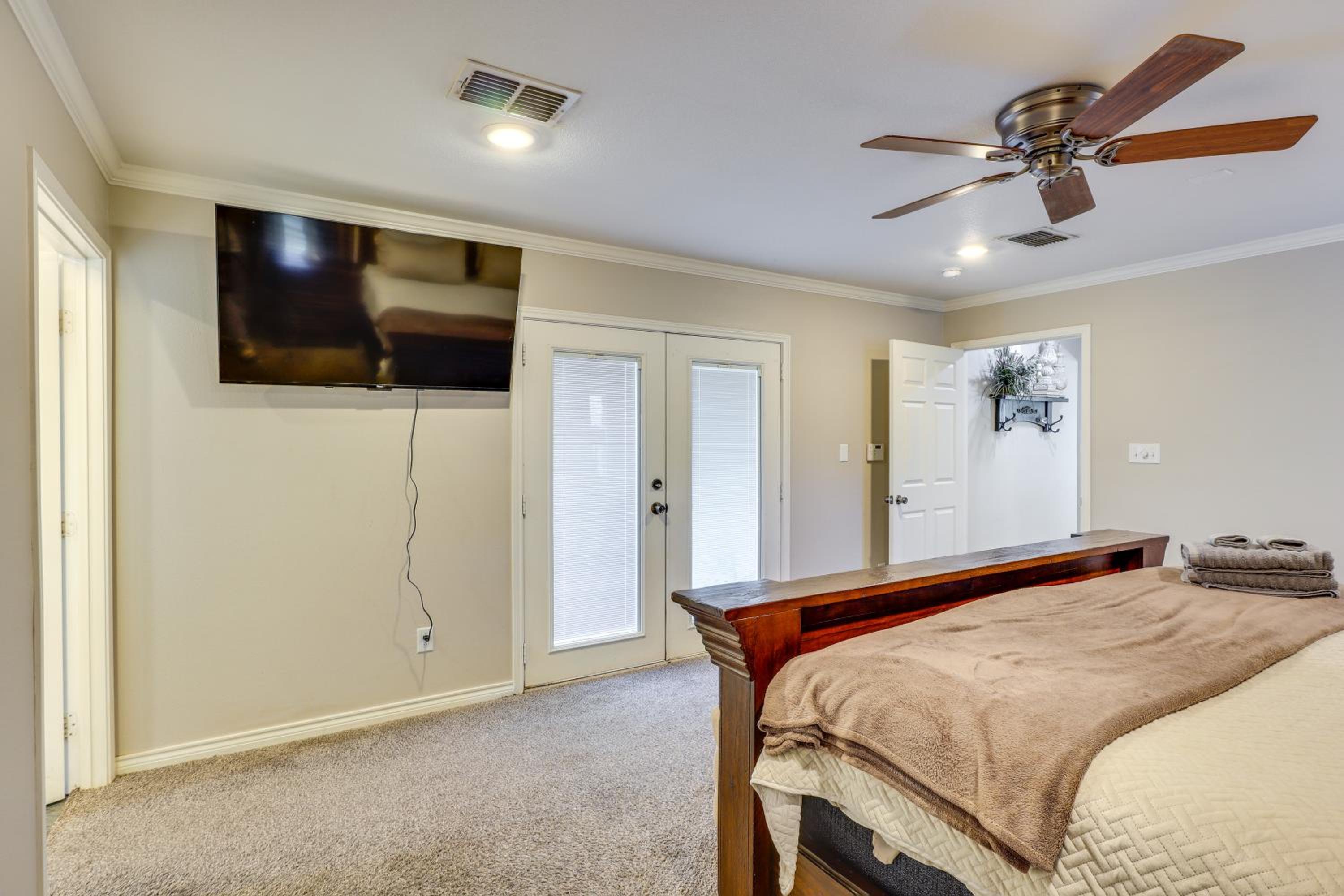 Heated Pool and Sauna Retreat 1 Mi to Texas Tech!