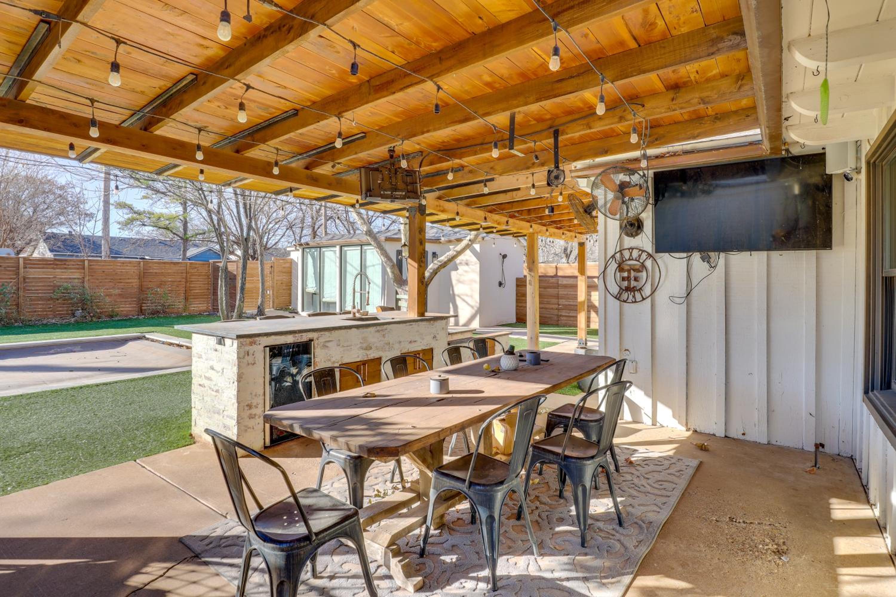 Heated Pool and Sauna Retreat 1 Mi to Texas Tech!