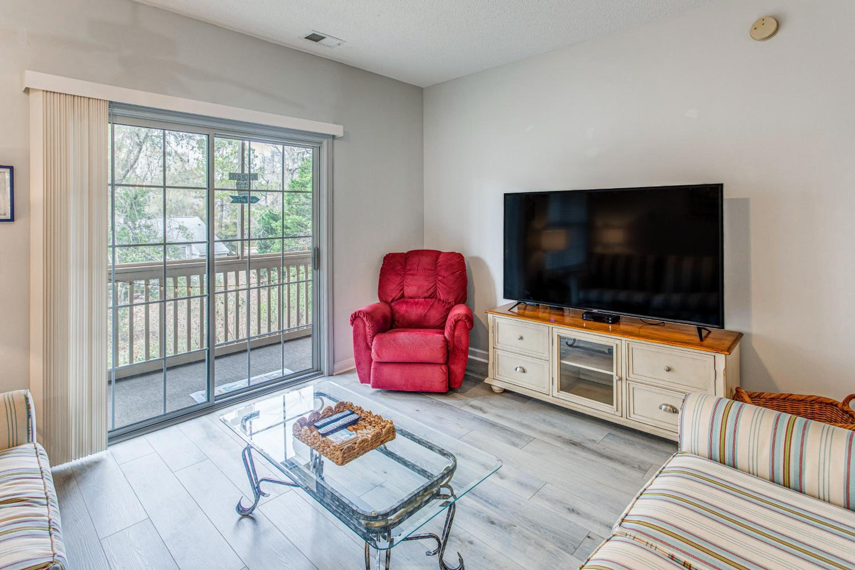 Condo with Pool Access, 1 Mi to Cherry Grove Beach!