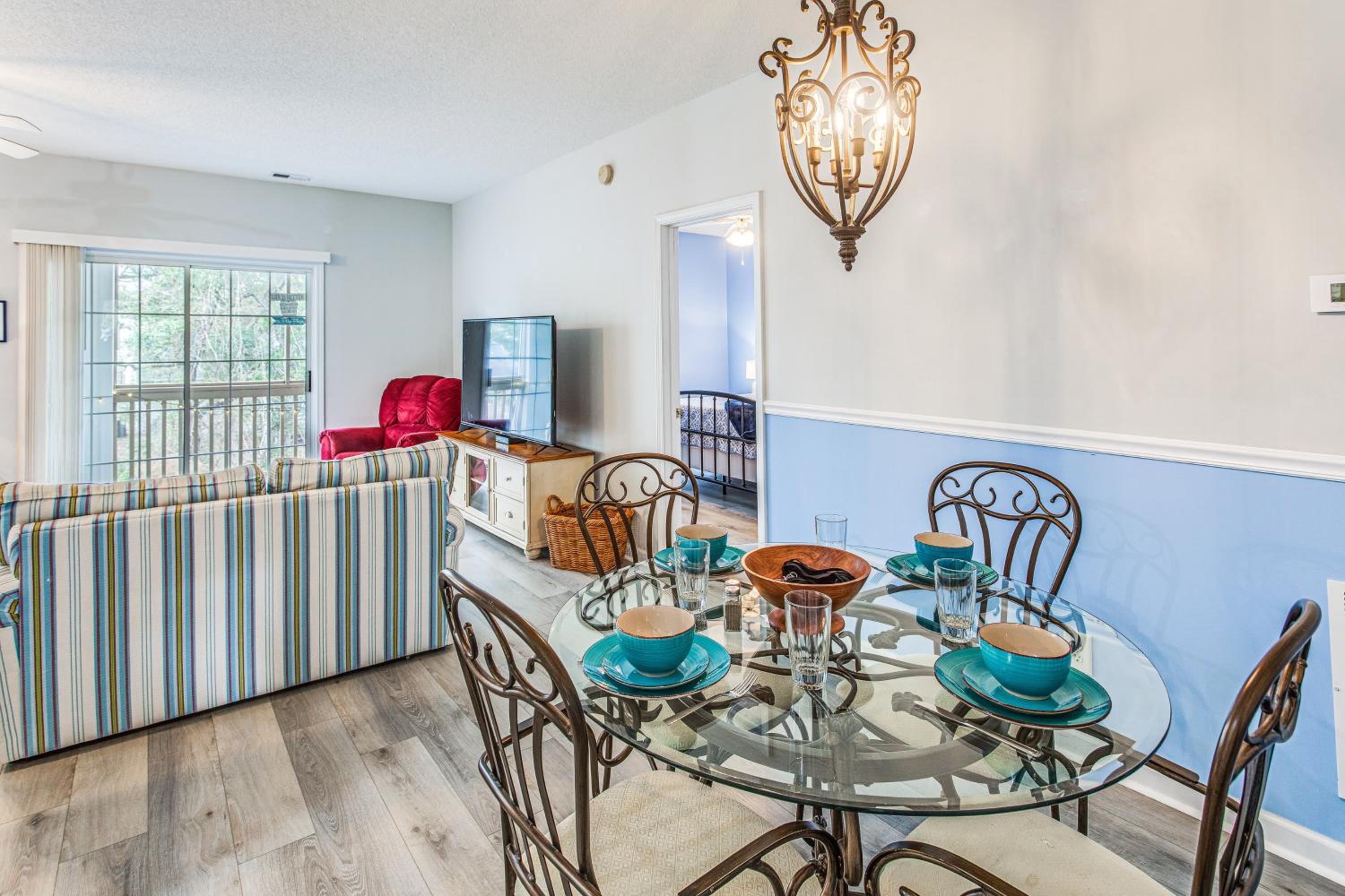 Condo with Pool Access, 1 Mi to Cherry Grove Beach!