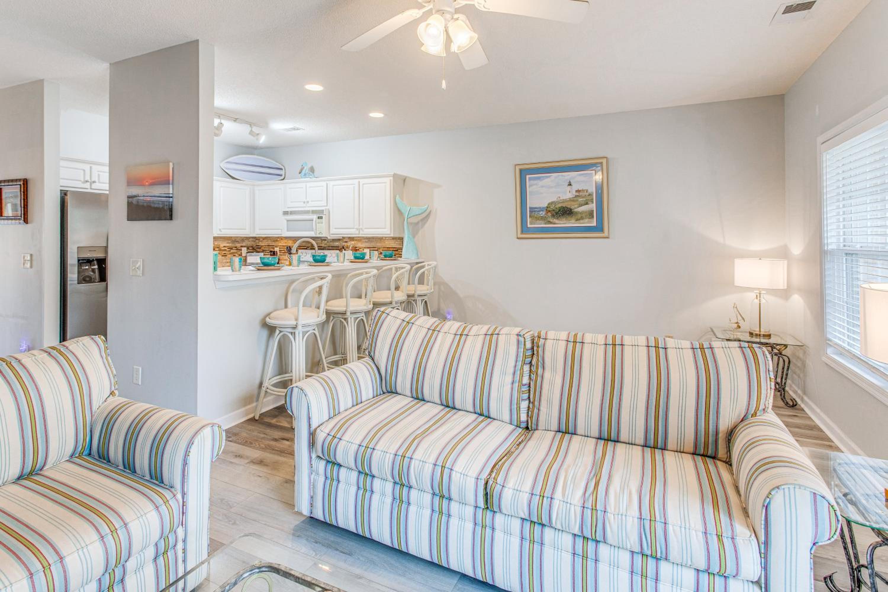Condo with Pool Access, 1 Mi to Cherry Grove Beach!