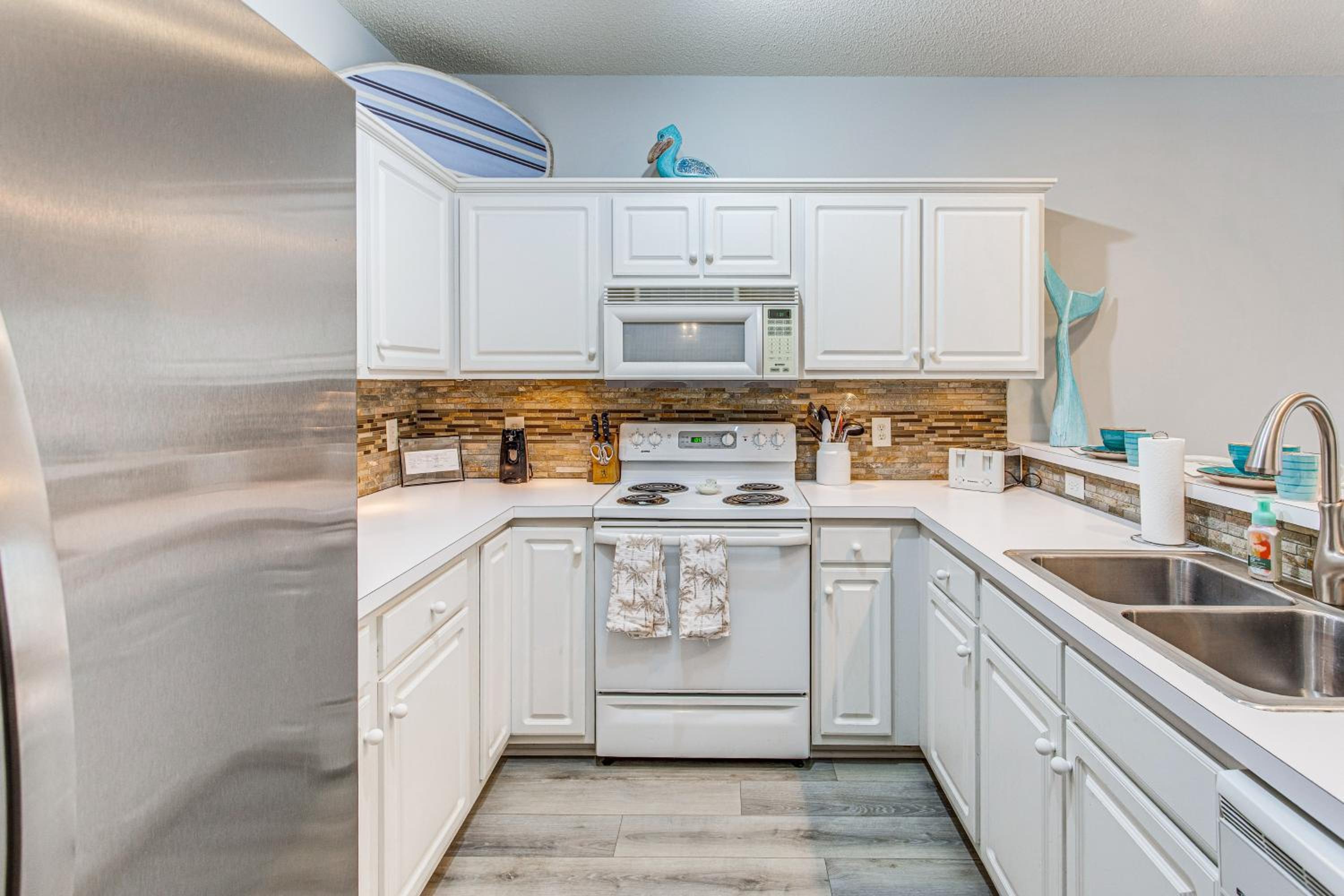 Condo with Pool Access, 1 Mi to Cherry Grove Beach!